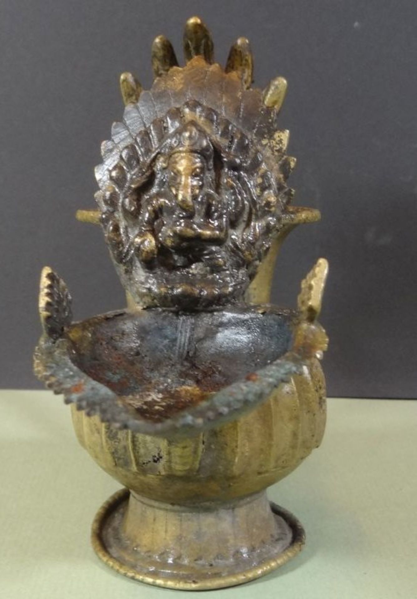 Bronze-Öllampe mit hinduistischer Gottheit "Ganesha", H-15 cm, L-18 cm, verdellt, wohl Indien - Image 3 of 6