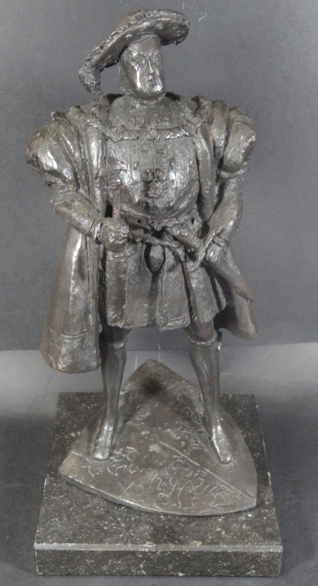 Bronze "König Heinrich VIII auf Schild" Marmorplinthe, H-34 cm, 16x16 cm, 5 kg.