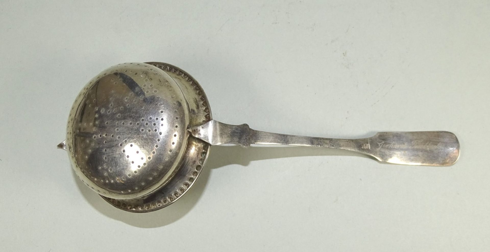 1 Biedermeier Teesieb, um 1850, -750- Silber, 33,36 gr., L- 18 cm, Alters-u. Gebrauchsspuren - Image 3 of 5