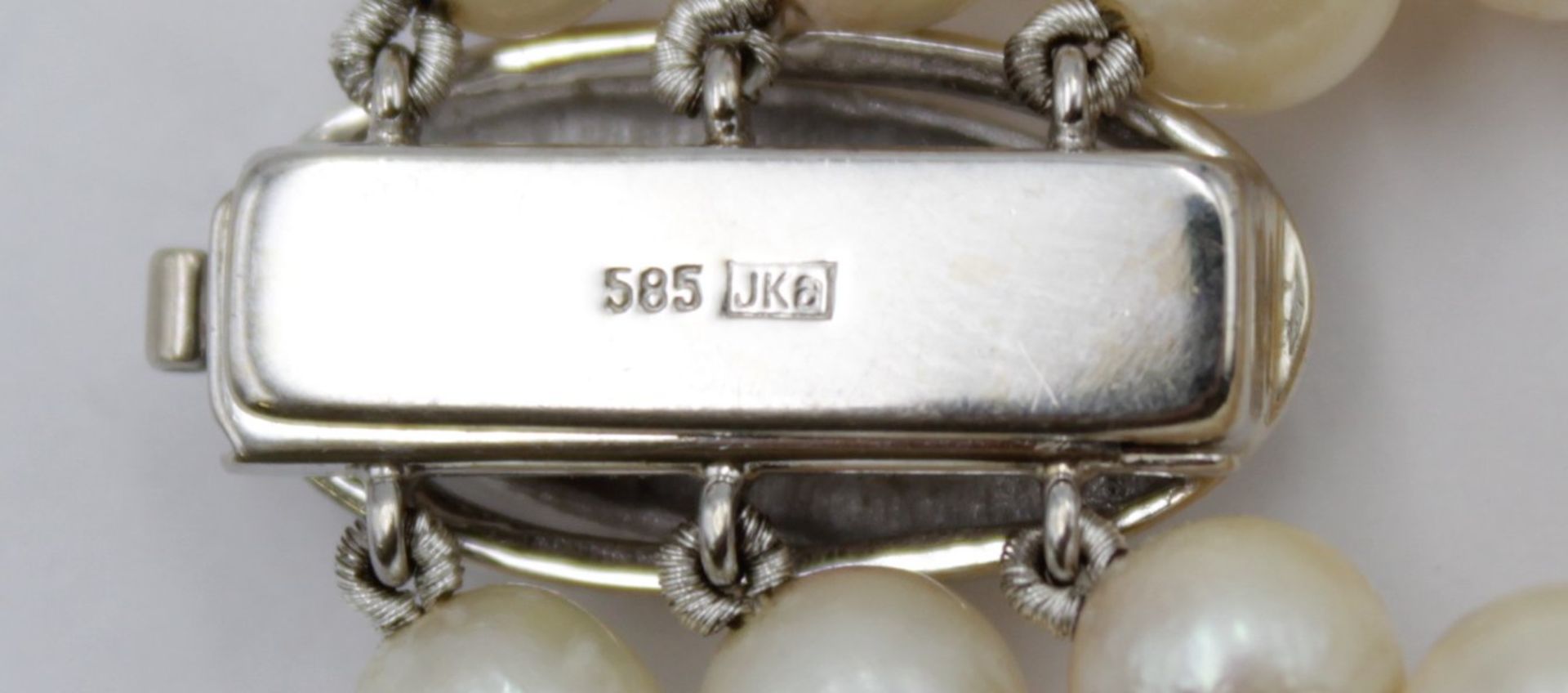 3reihiges Zuchtperlenarmband, 585er WG Schließe mit Rubinbesatz, ca. L-18cm. - Bild 6 aus 6