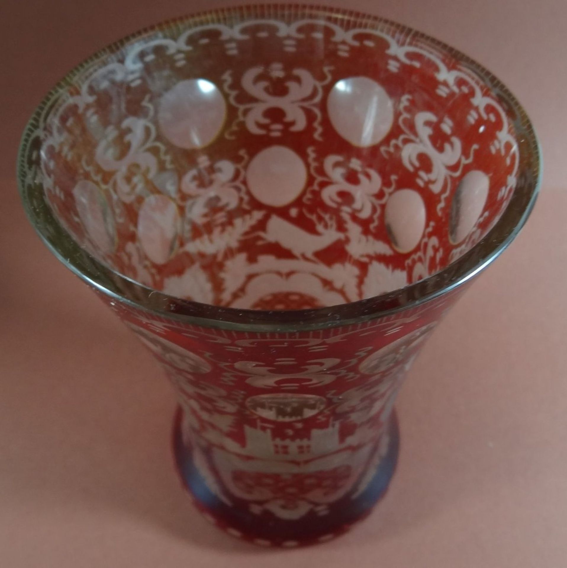 böhmischer Randftbecher, Überfangglas, umlaufend beschliffen, H-12 cm, D-9 cm, älter - Bild 5 aus 6