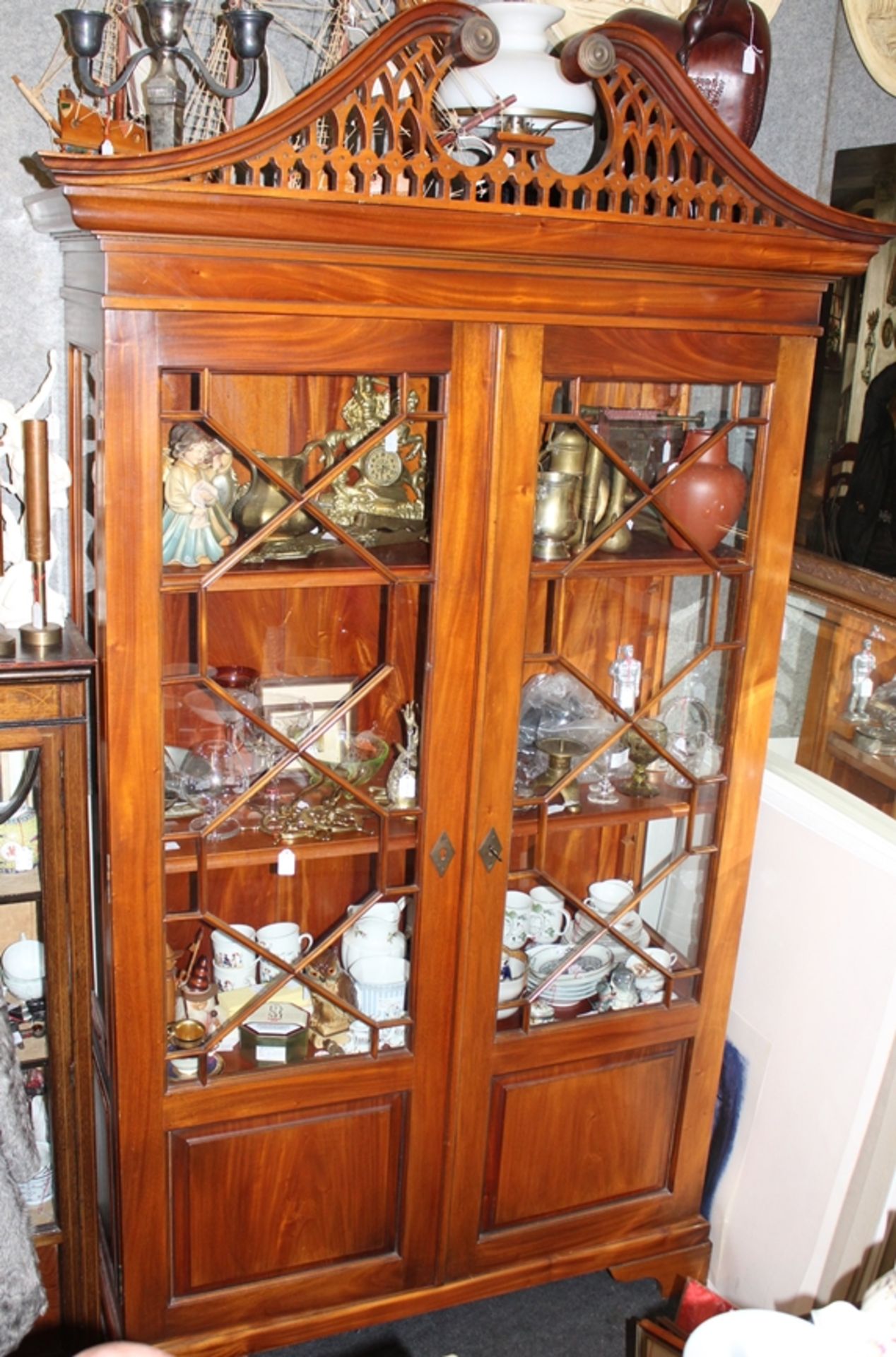 schöne Stil-Vitrine, guter Zustand, H-220cm B-110cm T-50cm, ohne Inhalt