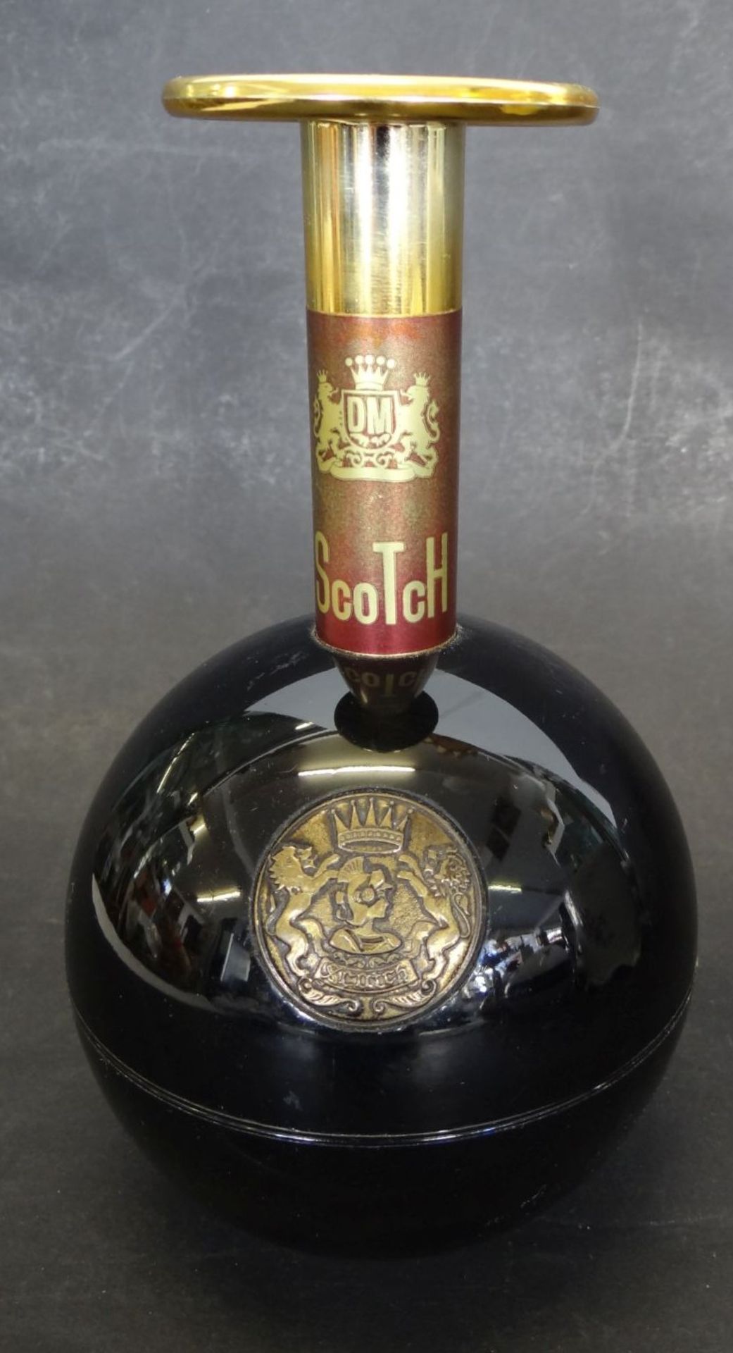 Kunststoff Zigarettenspender in Form einer Scotch-Flasche, H-18 cm
