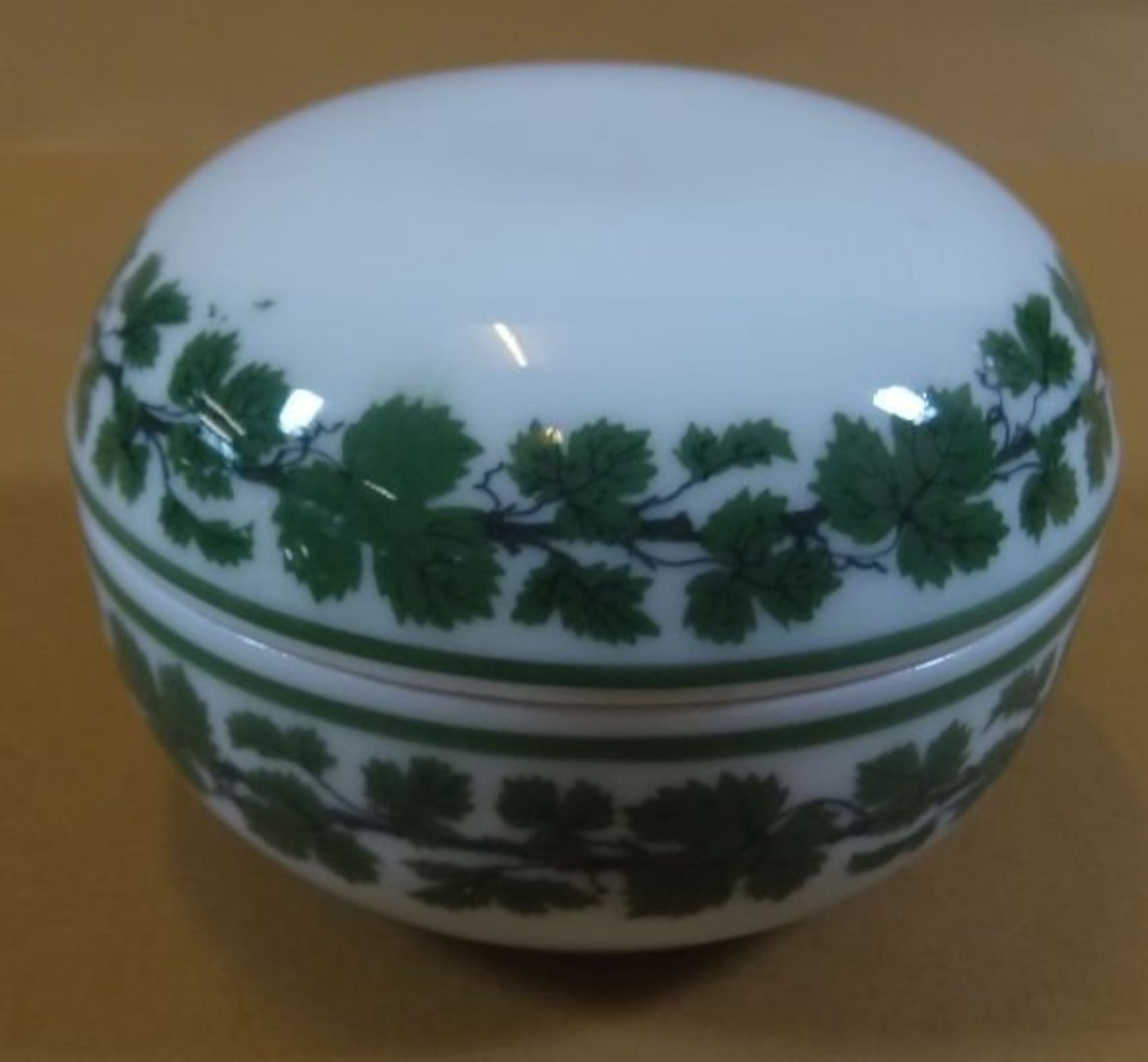 Deckeldose "Meissen" Weinlaub, 1.Wahl, H-5,5 cm, D-8,5 cm