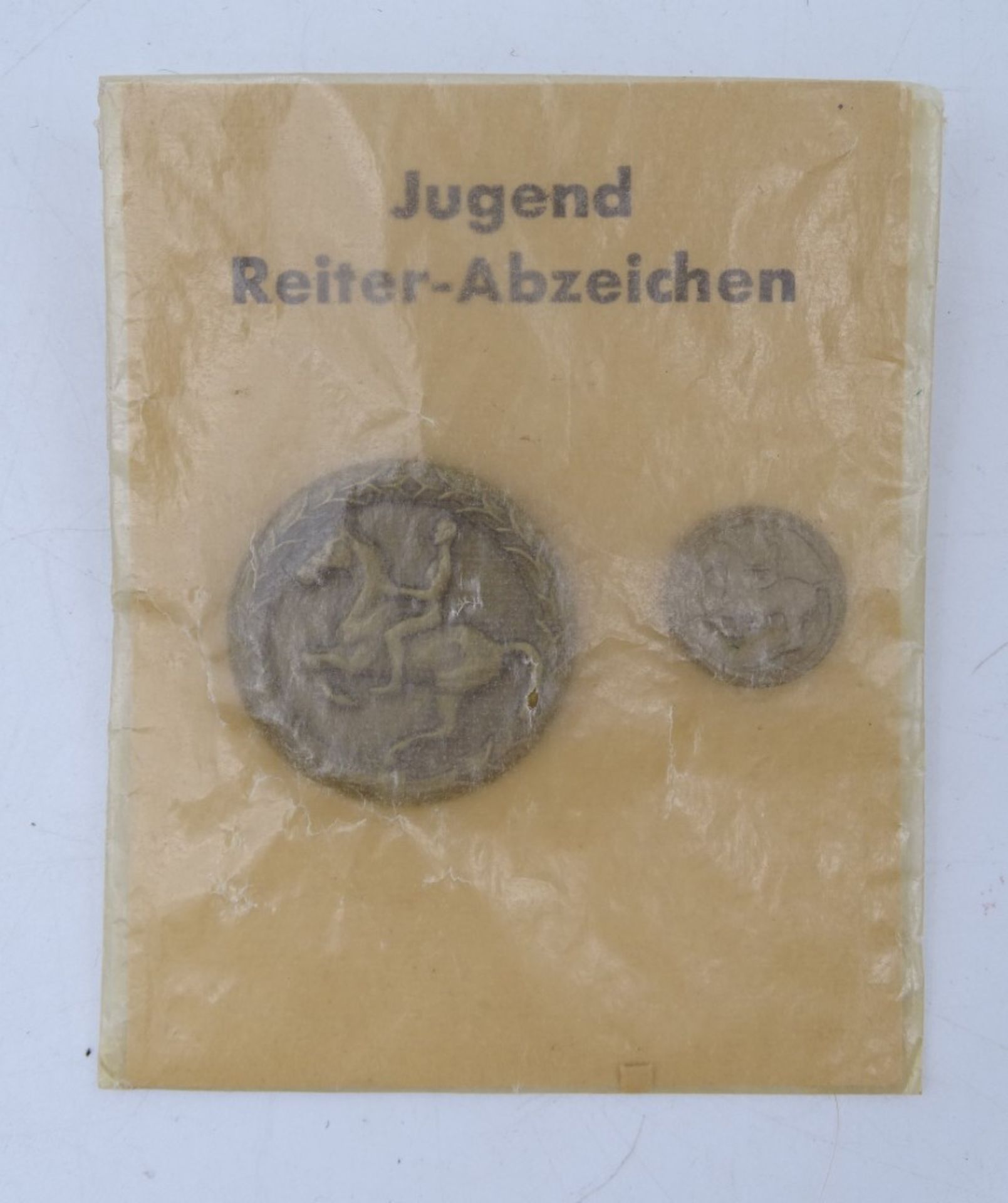 Jugend Reiter-Abzeichen, kleine und große Ausführung, Hersteller auf der Rückseite, Nachkriegszeit, - Image 4 of 4