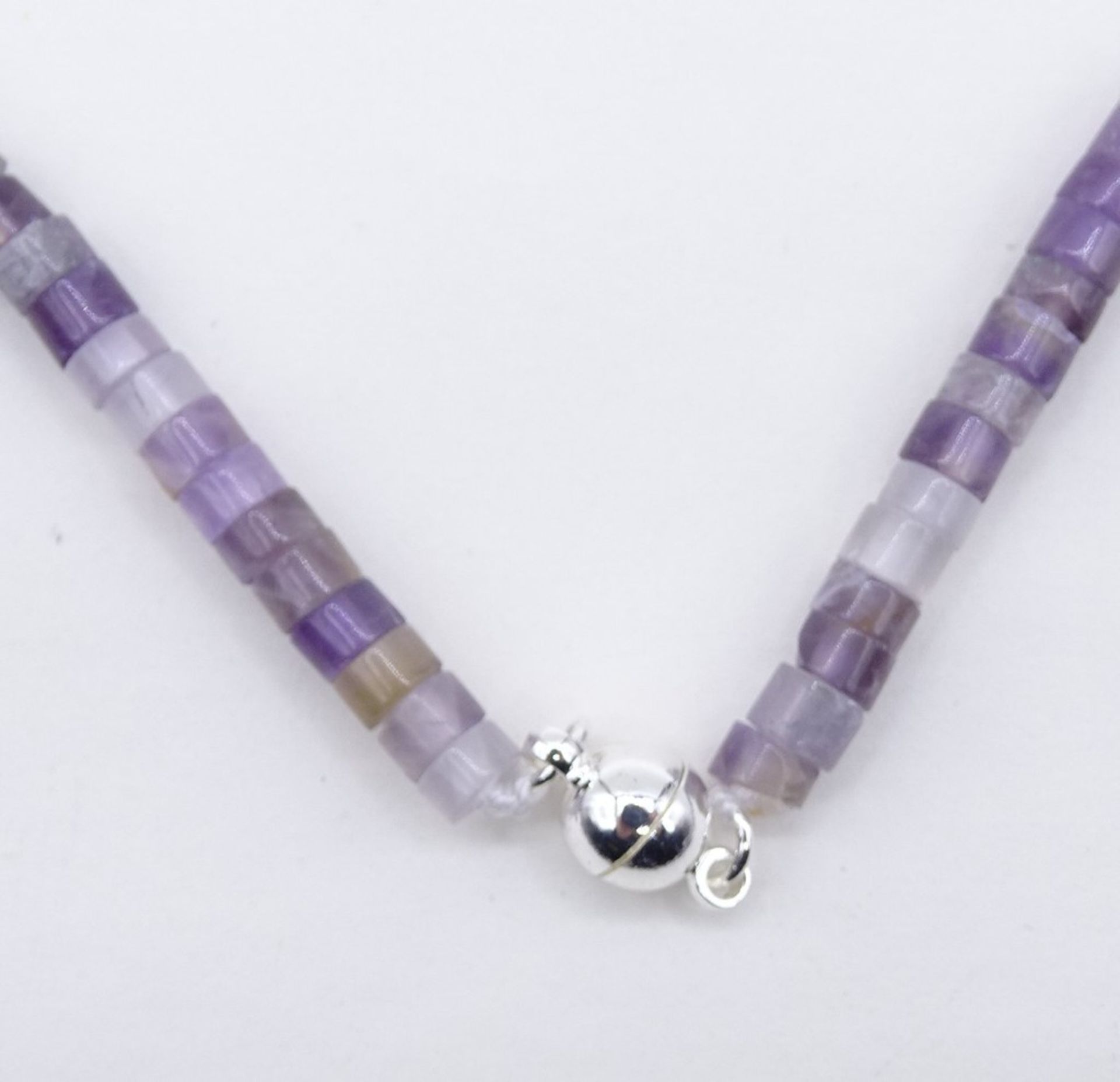 Kette aus Amethystscheiben mit Magnetverschluss, L. 48,5 cm - Bild 3 aus 4