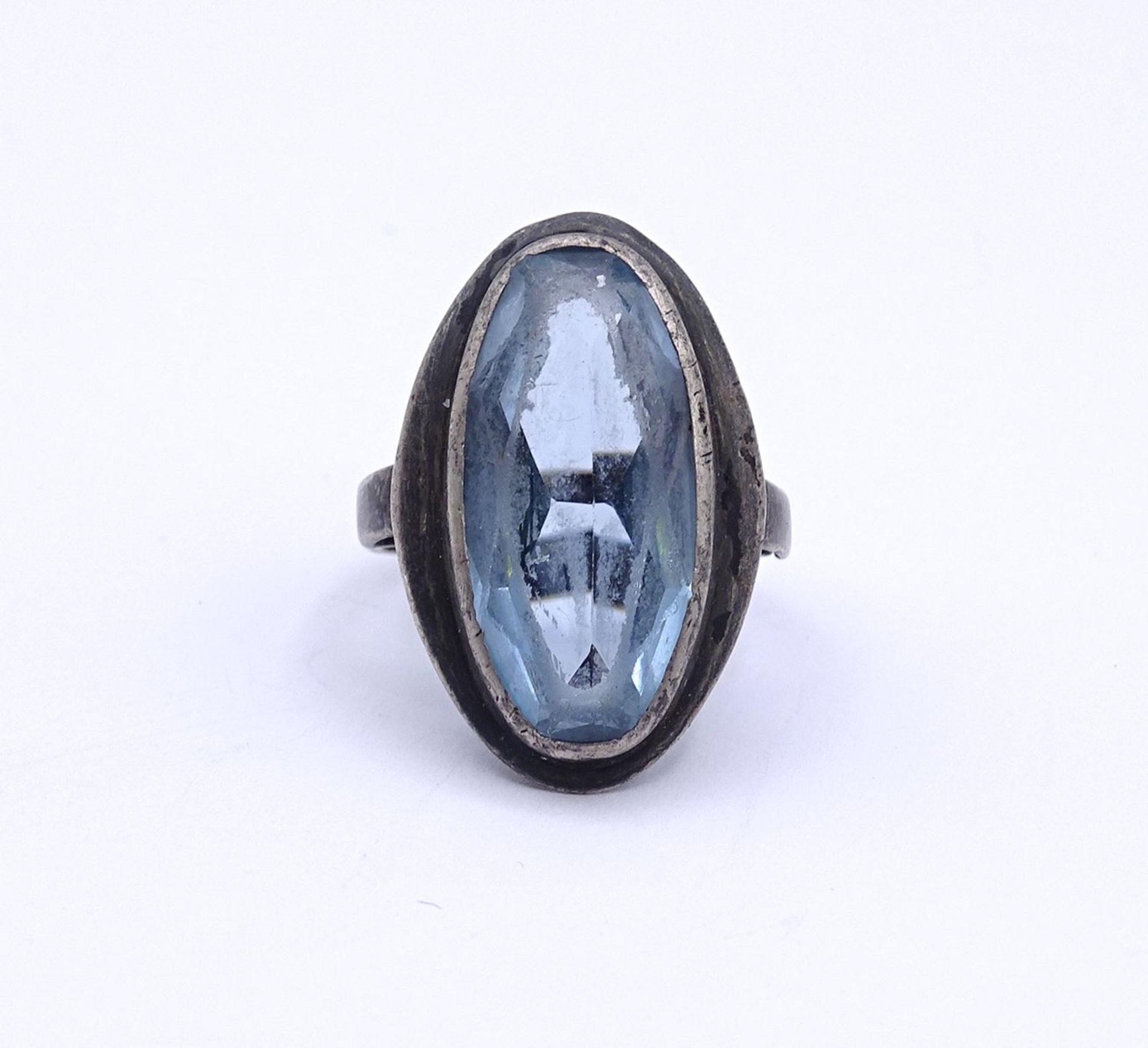 835er Silber Ring mit einen oval facc. hellblauen Farbstein, starke Tragespuren, 6,5g., RG 51/52