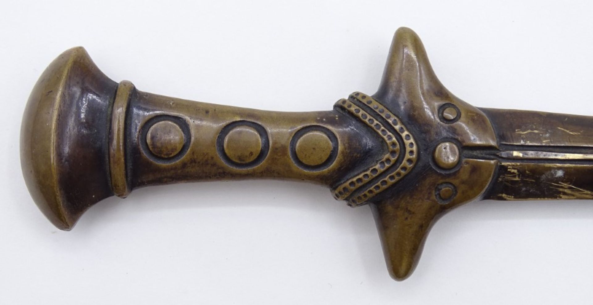 Alter Bronze-Brieföffner in Schwertform, L. 25 cm, mit Altersspuren, Klinge an der Spitze leicht ve - Bild 2 aus 6