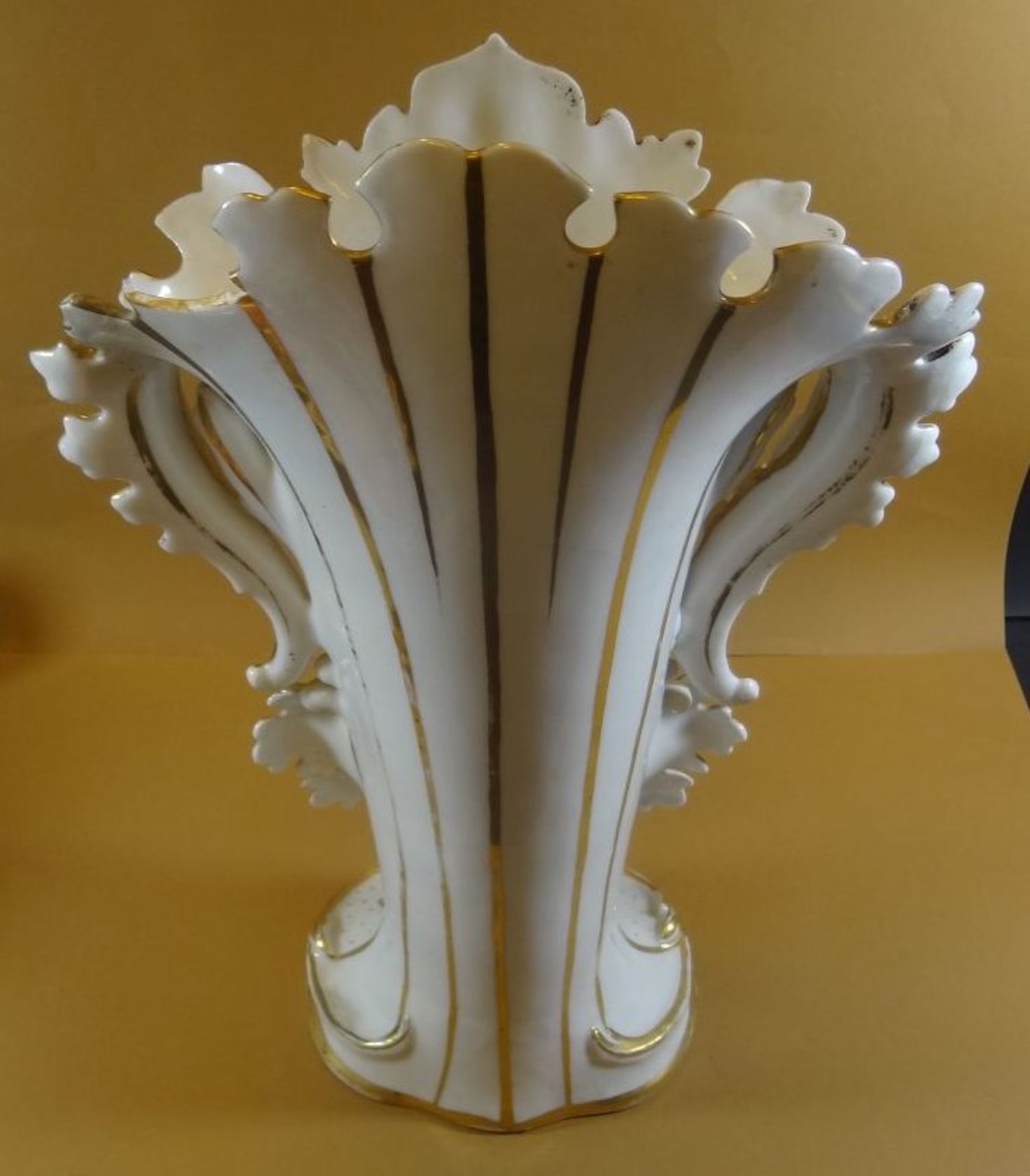 grosse Biedermeier-Vase mit Blumenmalerei, ein Zacken fehlt, langer Altriss, H-44 cm, B-31 cm - Image 5 of 7