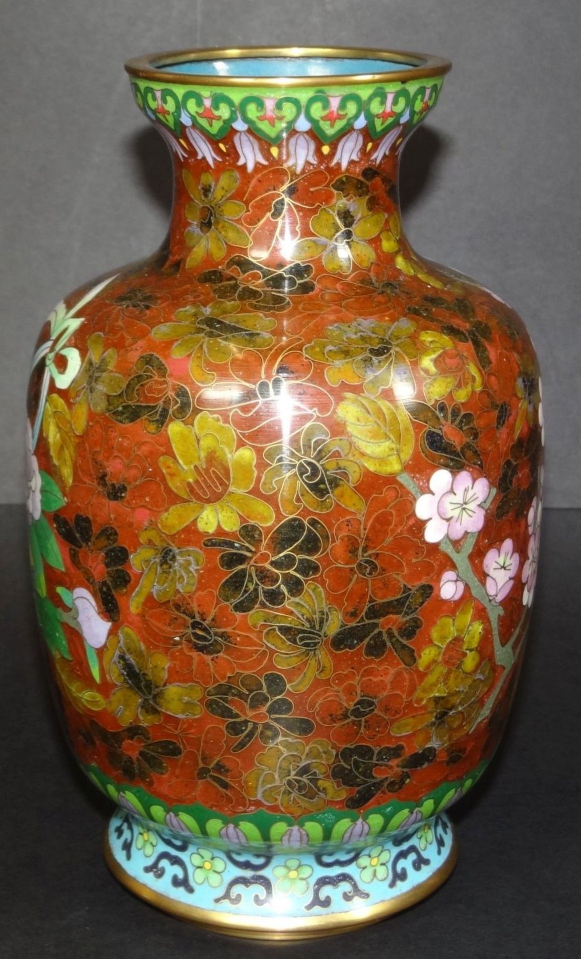 Cloisonne-Vase mit floralen Dekor, China, H-21 cm - Bild 4 aus 5