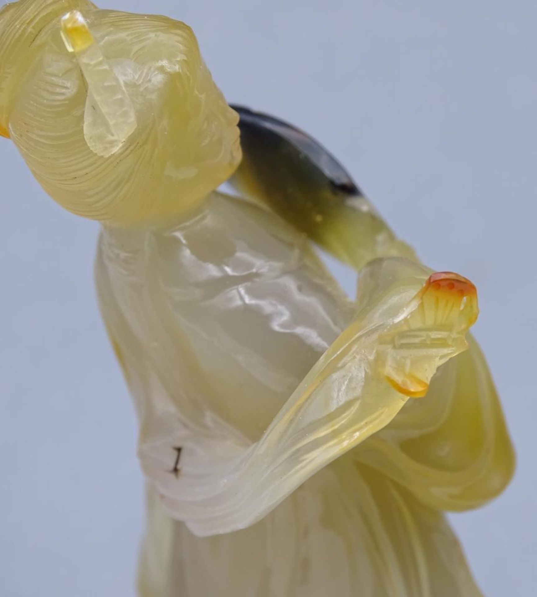gelbe Jadeschnitzerei, Chinesin mit Fächer auf Holzsockel, China, 18/19. Jhd? , H-ca. 14 cm, rechte - Bild 6 aus 7