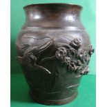 Bronze-Vase mit plastischen umlaufenden Fries, Vögel und Blumen, wohl Japan, 1x Materialfehler o.ä 