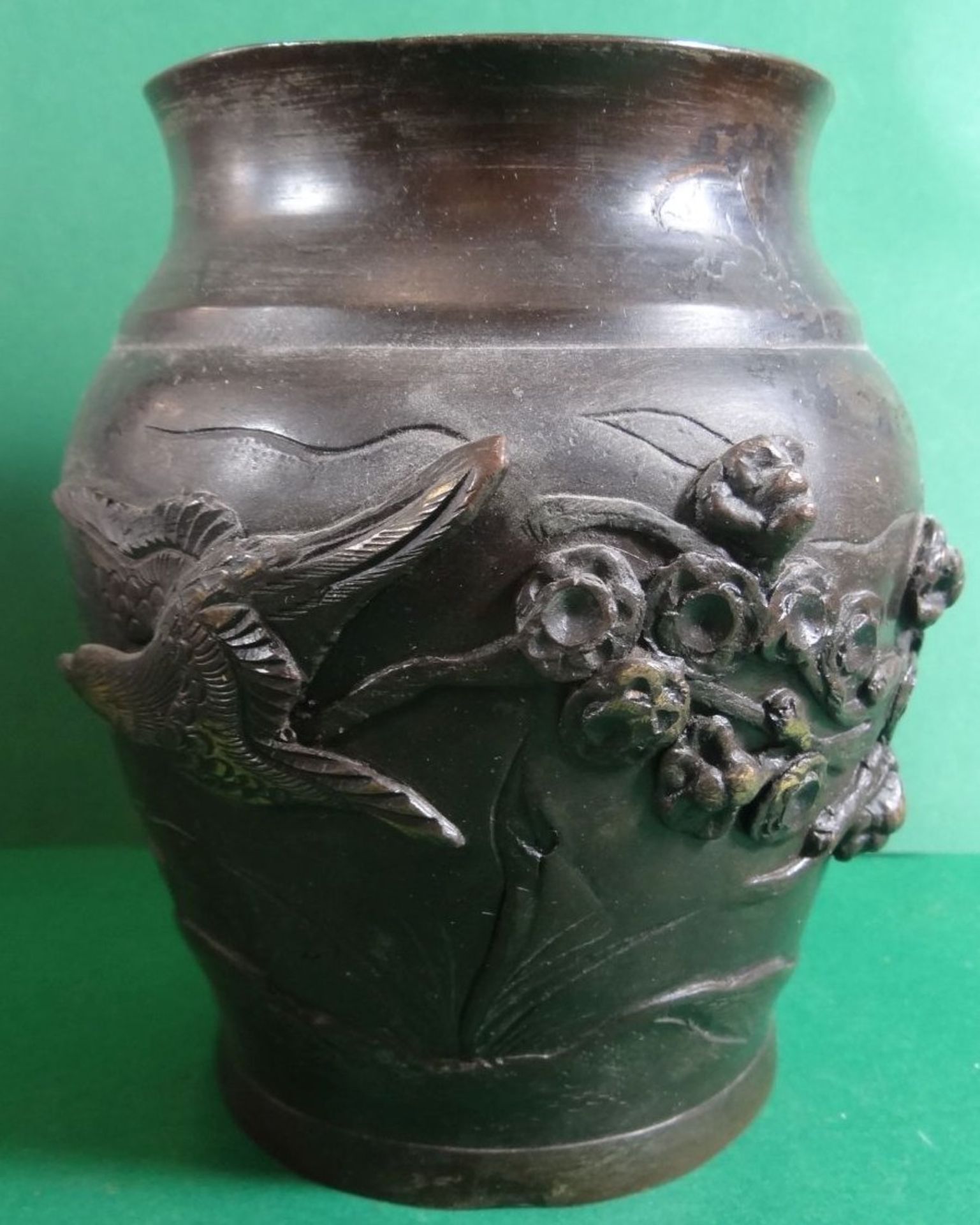 Bronze-Vase mit plastischen umlaufenden Fries, Vögel und Blumen, wohl Japan, 1x Materialfehler o.ä 