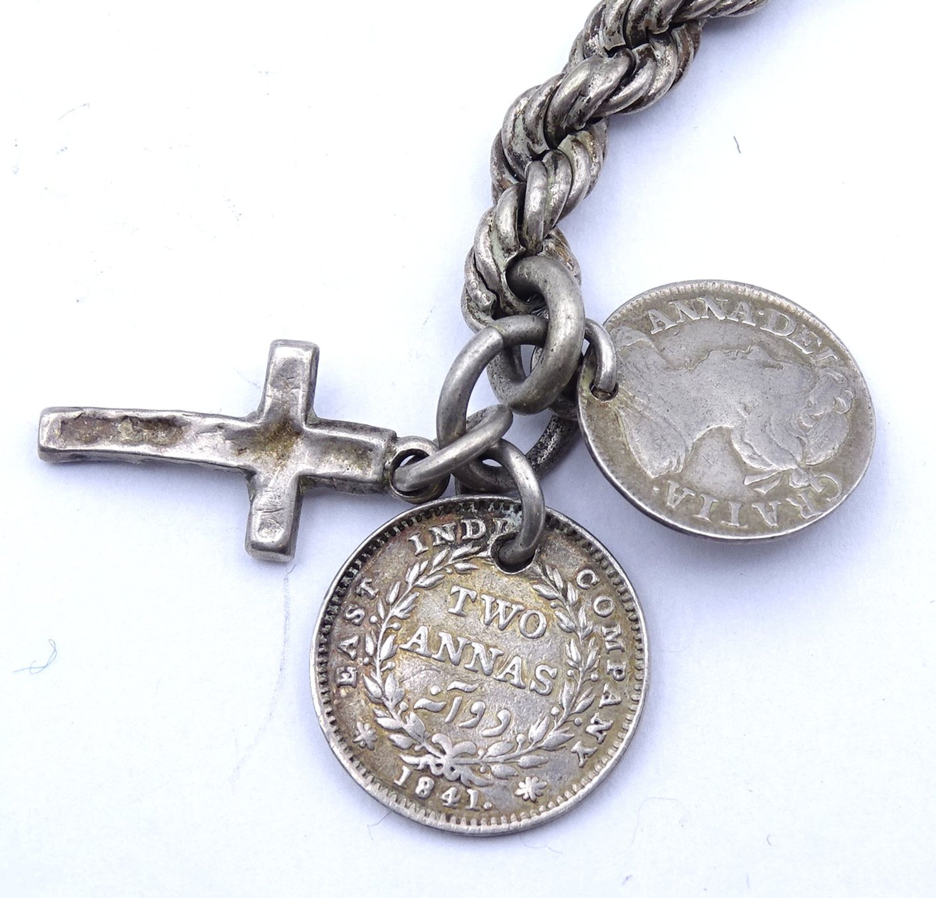 Uhrenkette, Silber, mit Kreuz und Münz Anhängern, L. 36cm, 38g. - Image 3 of 3