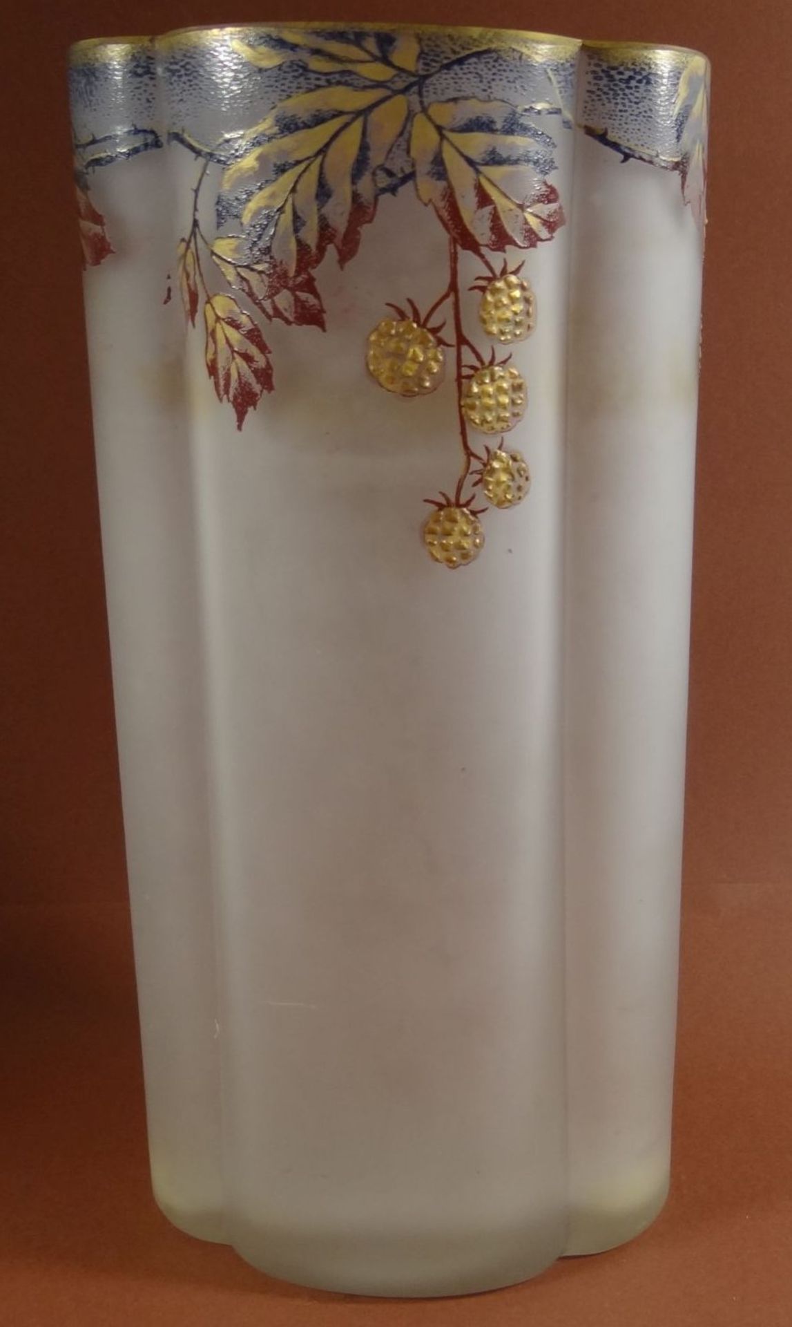 ovoide Jugendstil-Vase, Milchglas  mit Beerendekor, H-22 cm, B-11 cm - Bild 2 aus 8