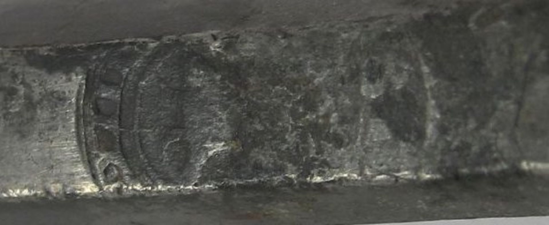 gr. Zinnlöffel wohl 19. Jhd., undeutl Punzierungen, Alters-u. Gebrauchsspuren, L-40,5cm - Bild 2 aus 2