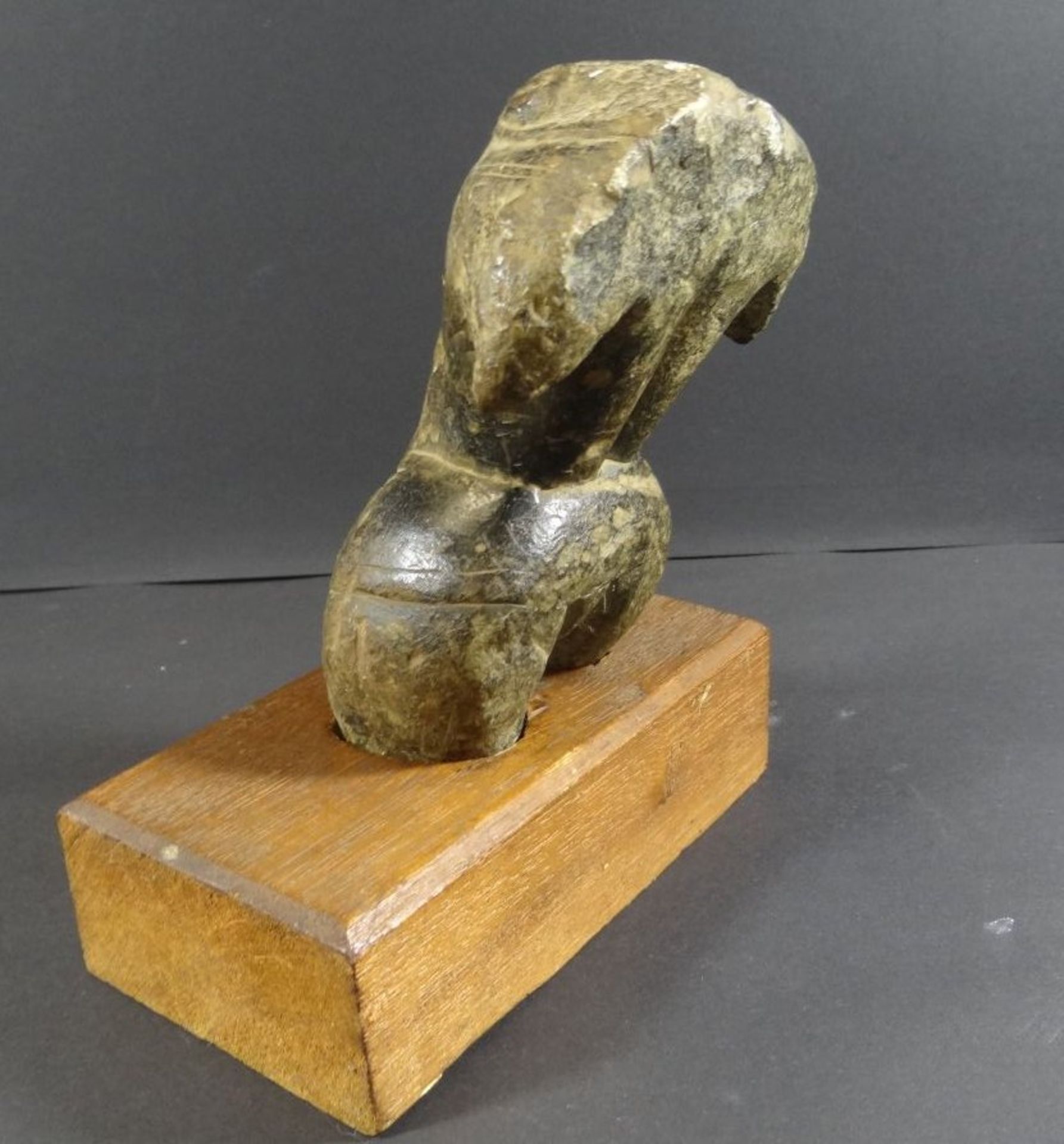 Männertorso aus Stein, Ausgrabung ?, auf Holzsockel, Torso L-14,5 cm, kompl. 17 cm, Herkunft/Alter - Image 5 of 6