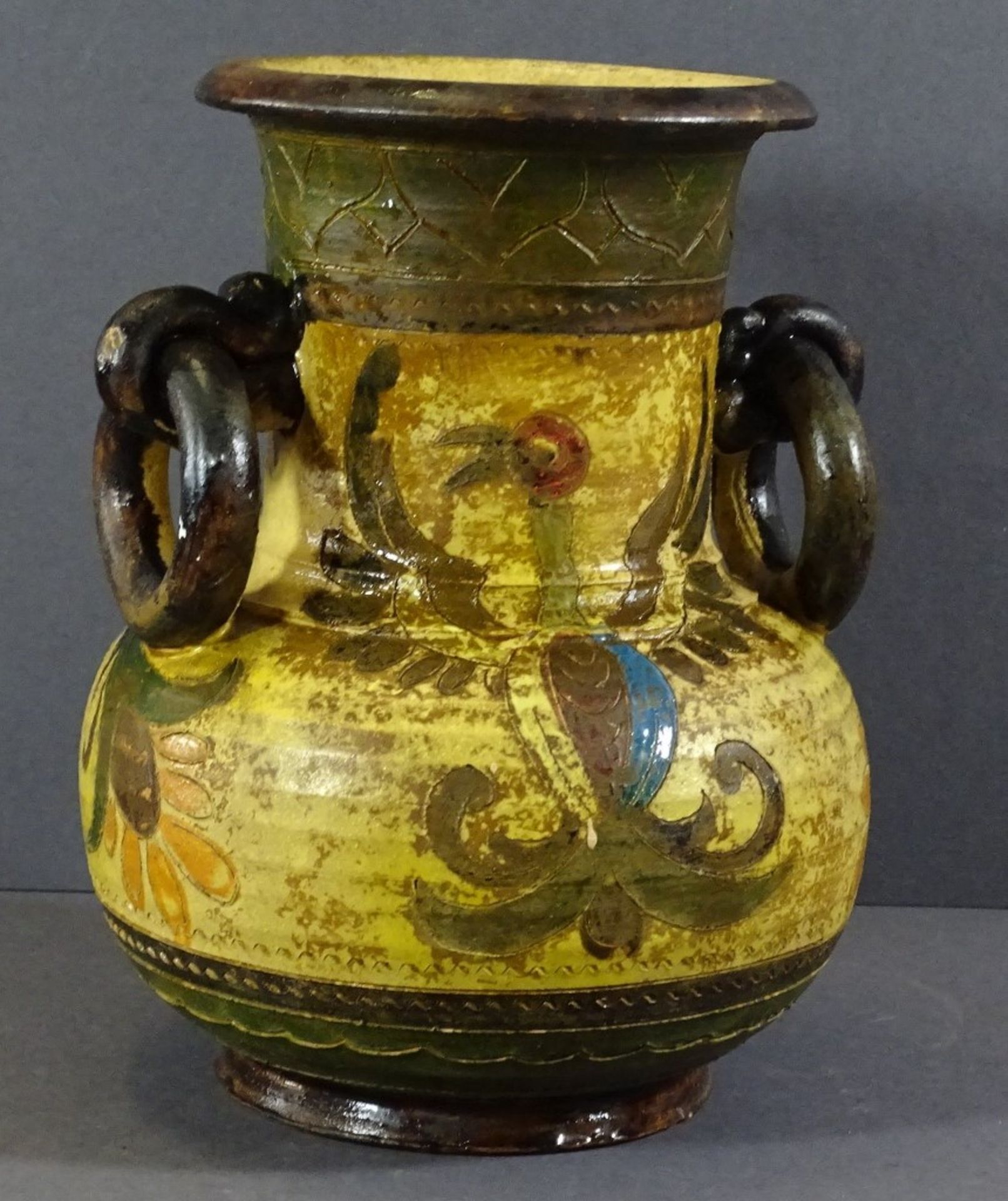 Keramik Henkelkrug, bemalt, H-20cm, Farbabplatzer am Rand - Bild 4 aus 5
