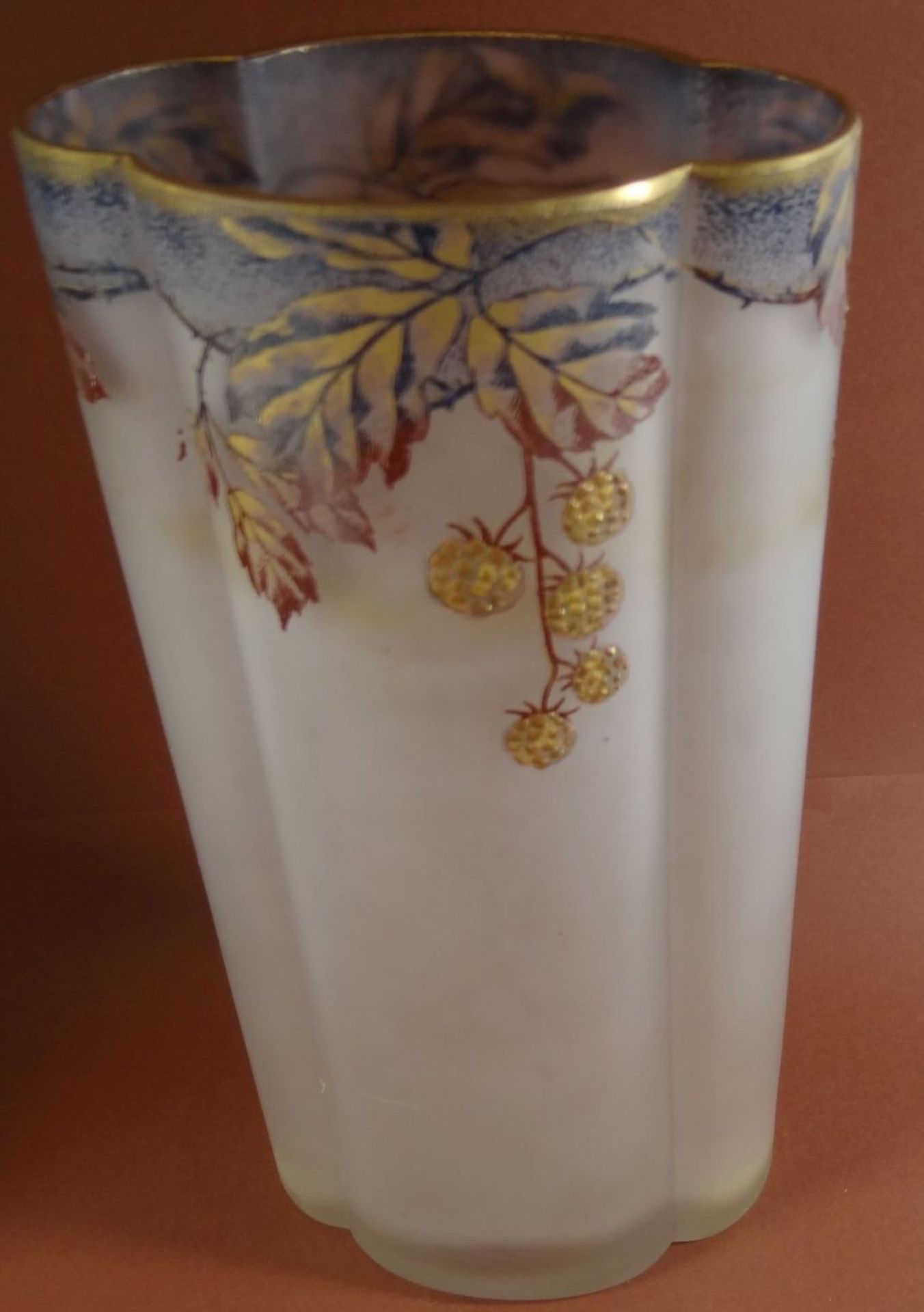 ovoide Jugendstil-Vase, Milchglas mit Beerendekor, H-22 cm, B-11 cm - Image 3 of 8