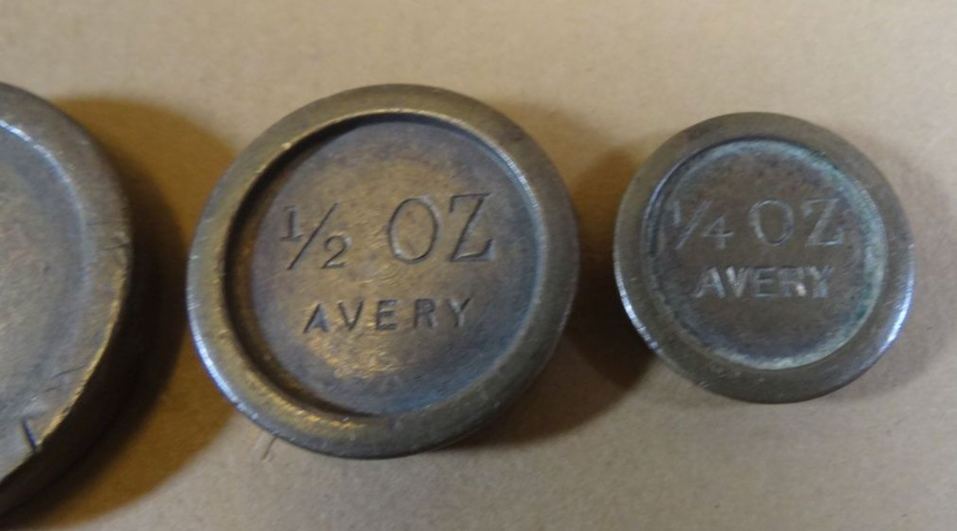 Gewichtsatz mit 6 Unzen-Gewichte aus Bronze, beschriftet, Unterseite mit Datumspunzen und "Kenya" b - Bild 5 aus 5