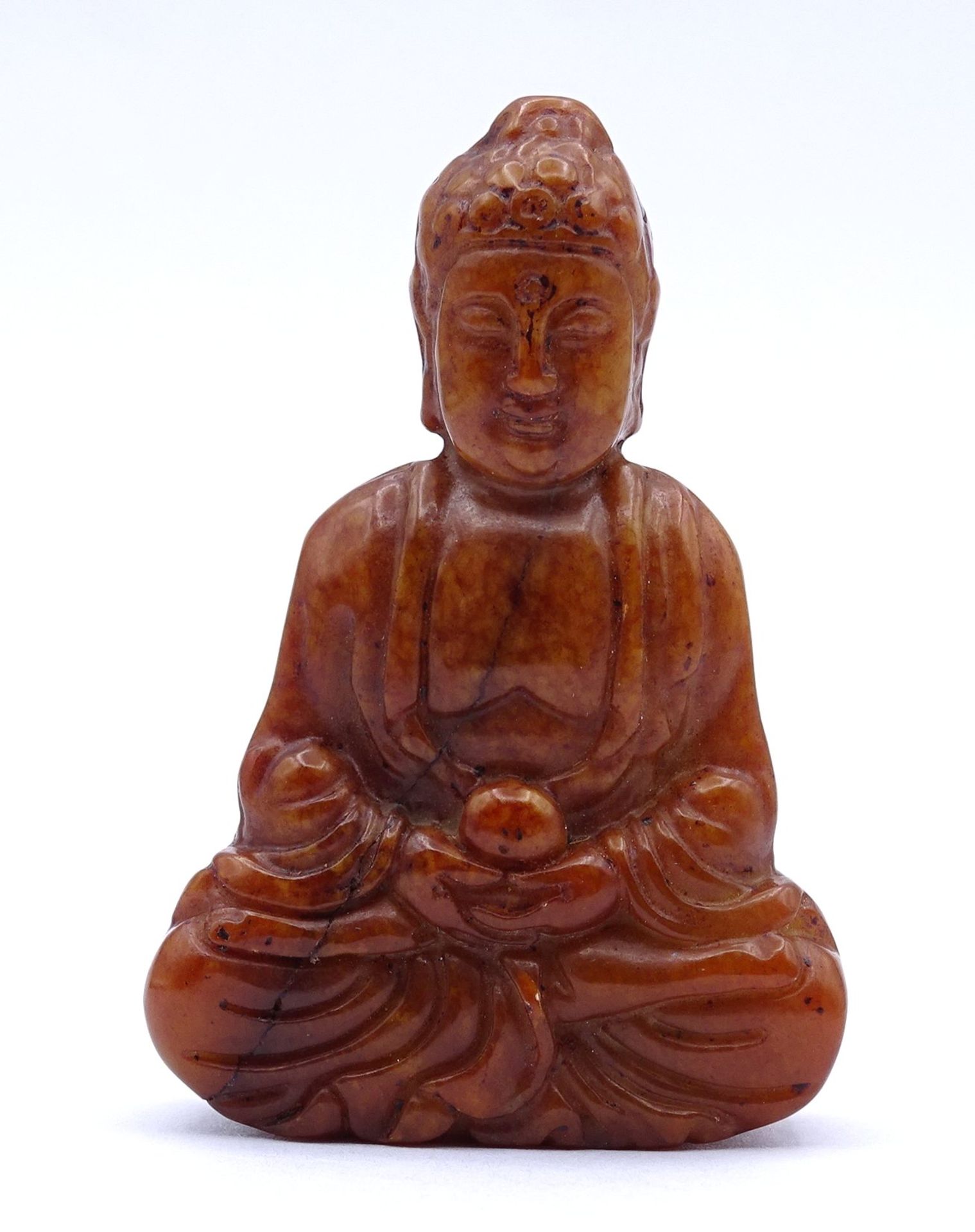 Buddhafigur aus roter Jade, H. 6 cm, Riss durch die gesamt Figur