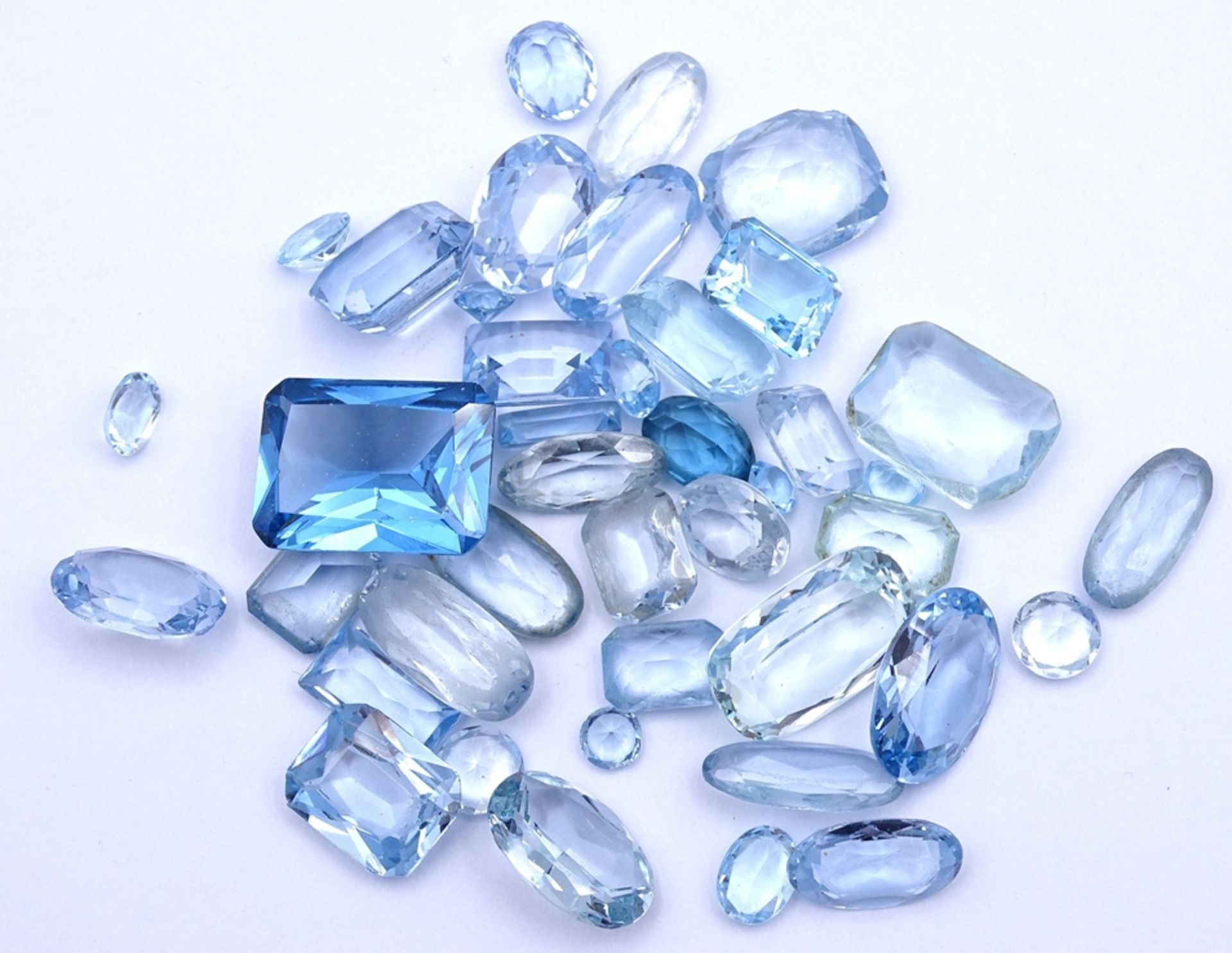 Konvolut blauer Halb-/Edel/ und Schmucksteine , zus. 180ct. - Image 2 of 3