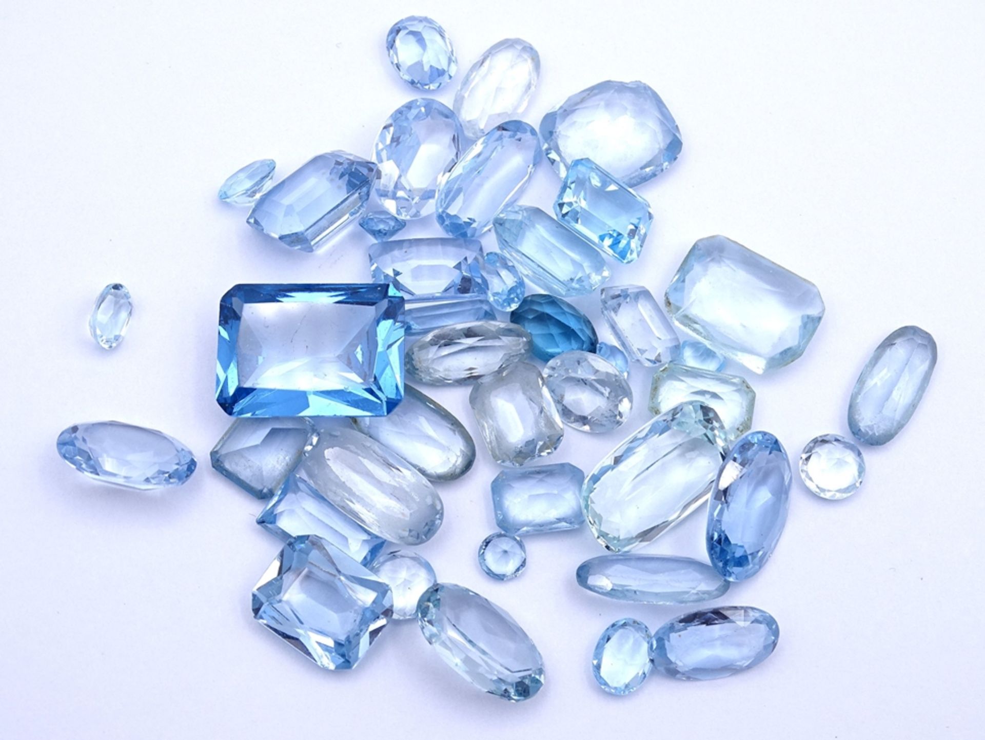 Konvolut blauer Halb-/Edel/ und Schmucksteine , zus. 180ct. - Image 3 of 3