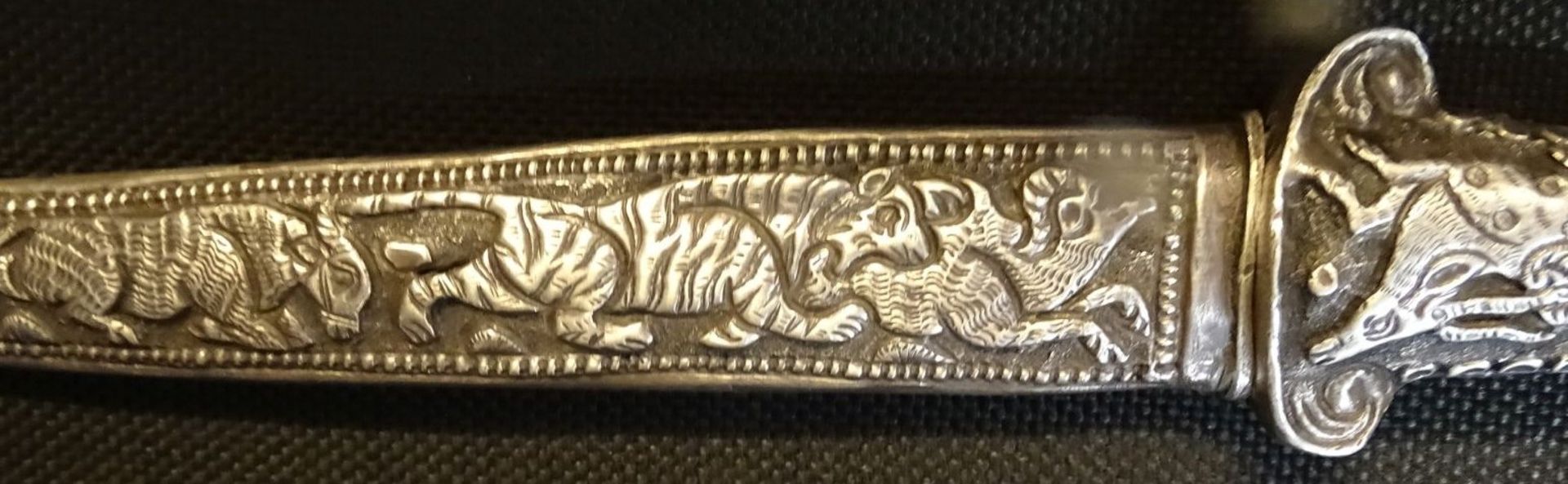 silberner orientalischer Schmuckdolch, gefüllter Silbergriff mit Widderkopf, Scheide mit Tier-Relie - Bild 8 aus 9
