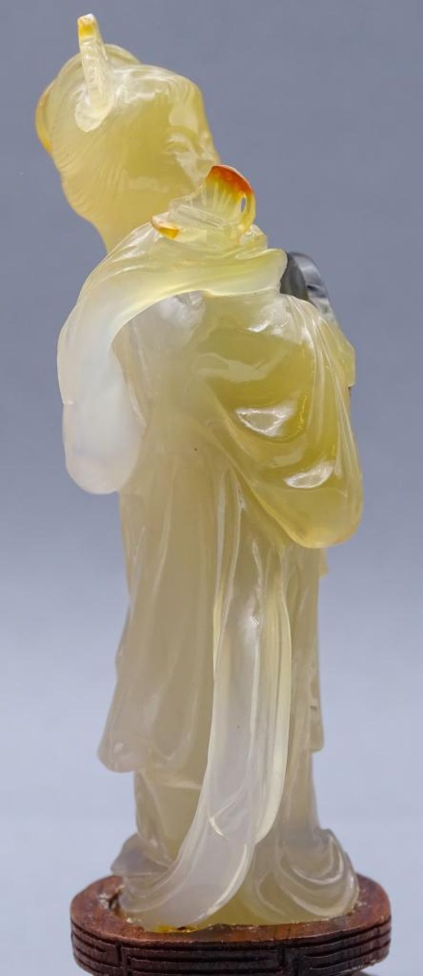 gelbe Jadeschnitzerei, Chinesin mit Fächer auf Holzsockel, China, 18/19. Jhd? , H-ca. 14 cm, rechte - Bild 5 aus 7
