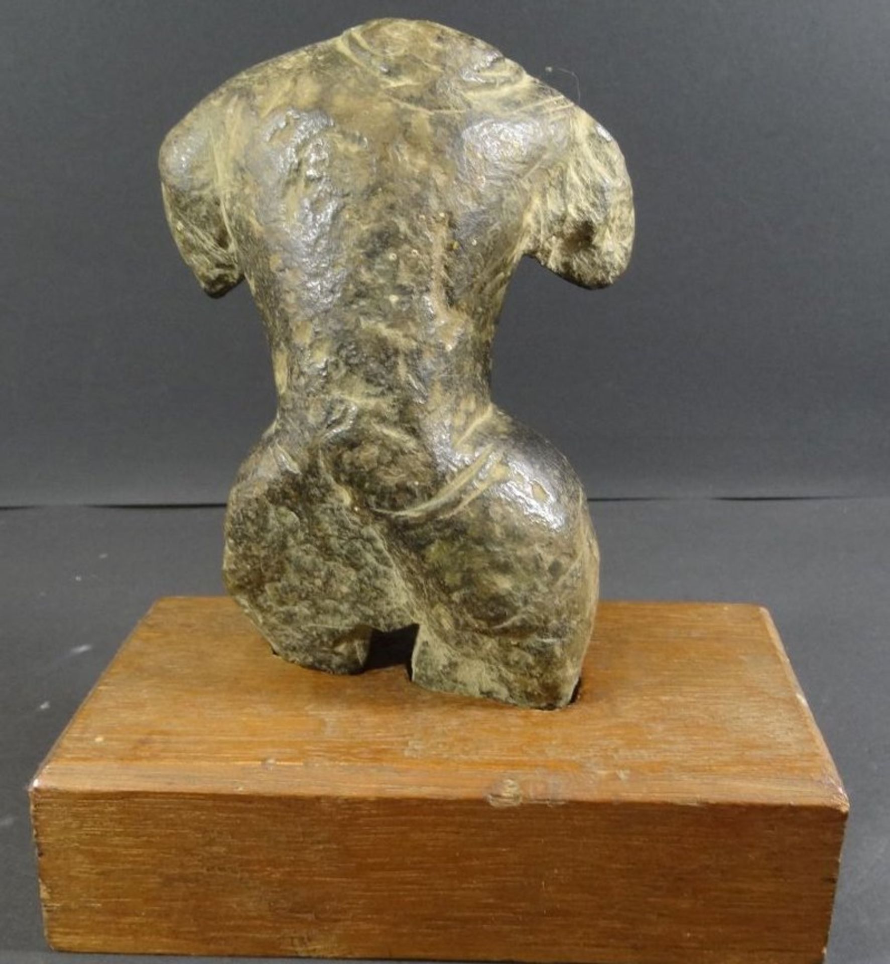 Männertorso aus Stein, Ausgrabung ?, auf Holzsockel, Torso L-14,5 cm, kompl. 17 cm, Herkunft/Alter