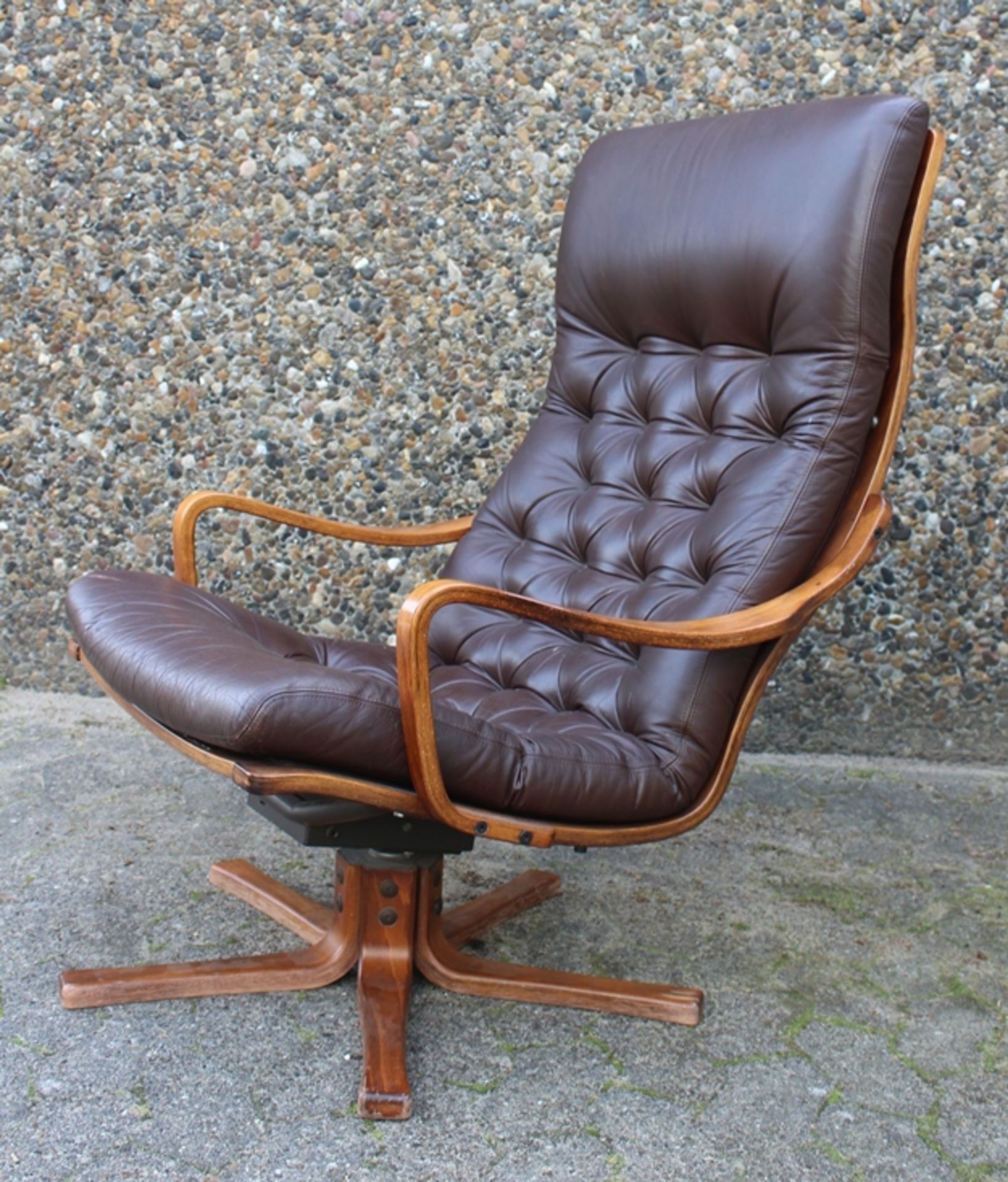 schöner Sessel, wohl Dänemark, Lederauflage, leichte Gebrauchsspuren, H-98,5cm B-72,5cm T-75cm Sh-4 - Bild 2 aus 6
