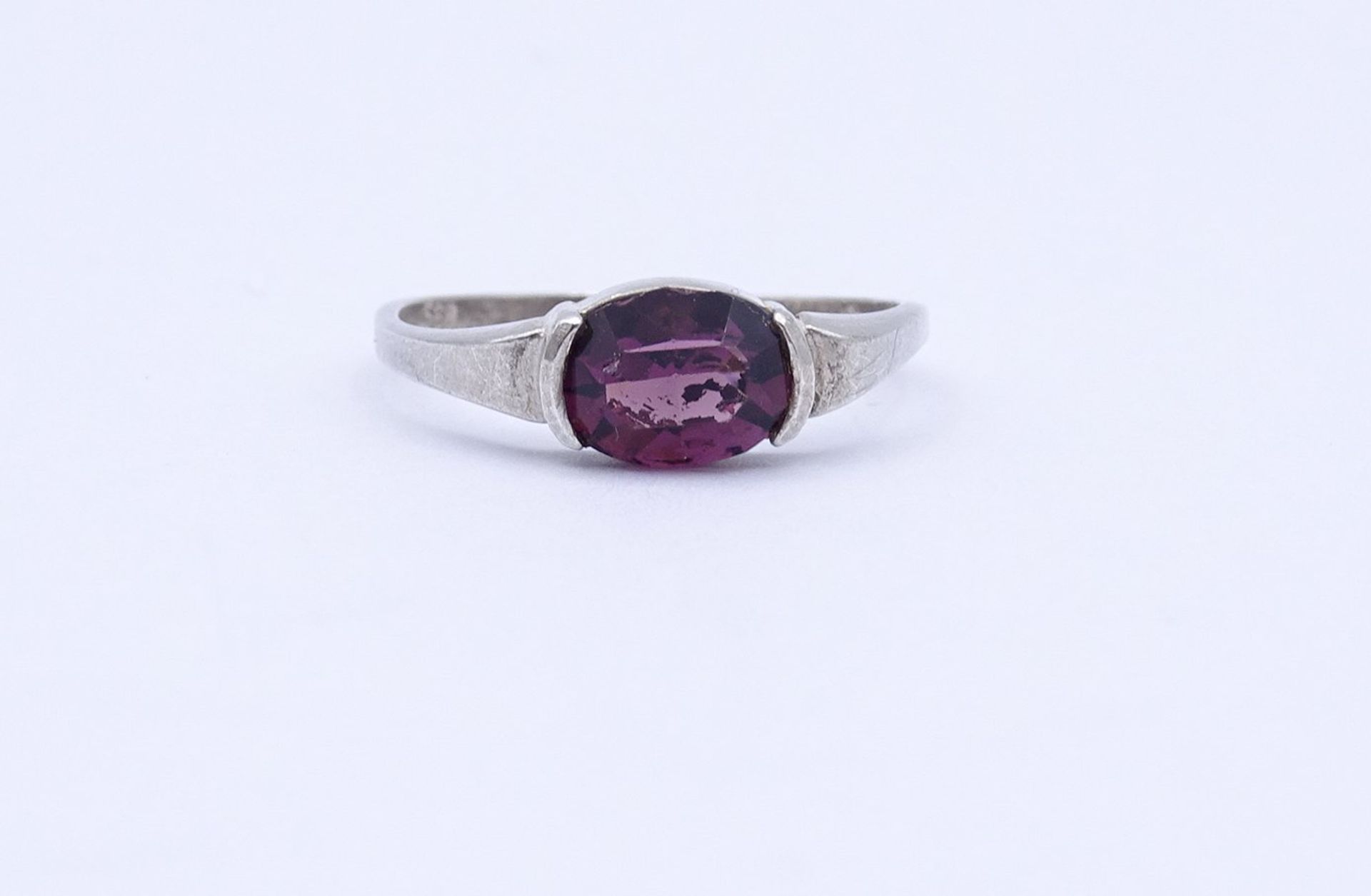 835er Silber Ring mit einem violetten Farbstein (Strass), 1,5g., RG 56