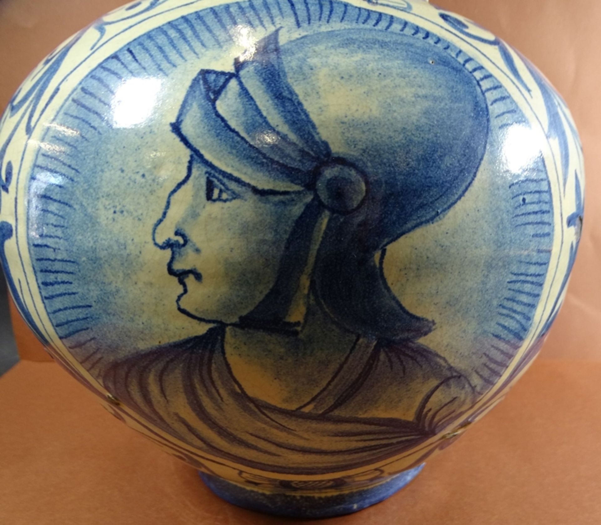 gr. Fayence-Vase mit Portrait eines Condottieri, Blaumalerei,  Alters-u. Gebrauchsspuren, einige kl - Bild 2 aus 5