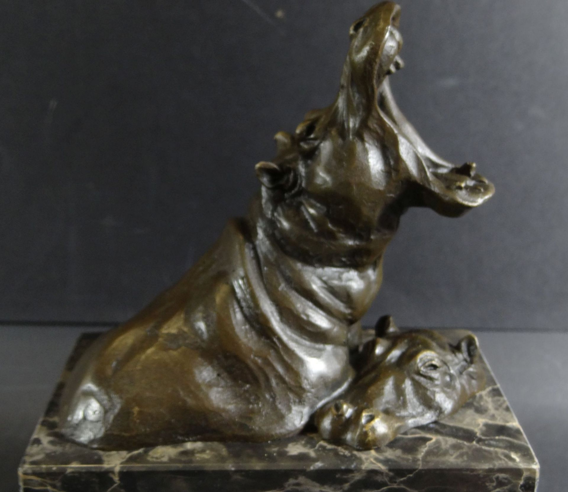 Milo (1955)  Bronze Nilpferde auf Marmorsockel, H-18 cm, 13x8 cm - Bild 2 aus 6