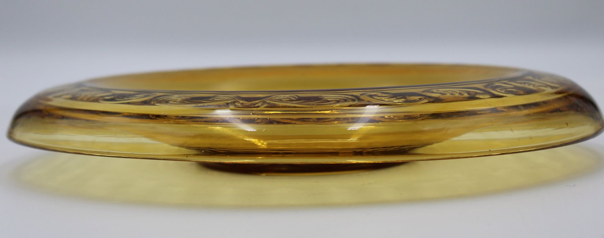 Schale, älter, bernsteinfarbenes Glas, reliefiert, ca. H-4,5cm D-31cm. - Bild 3 aus 4