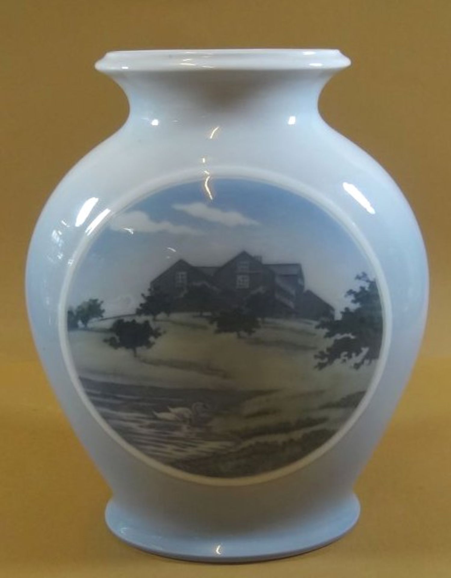 Vase "Royal Copenhagen", Schauseite mit Gutshof, rückseitig Wappen, älter, H-23 cm, B-17 cm