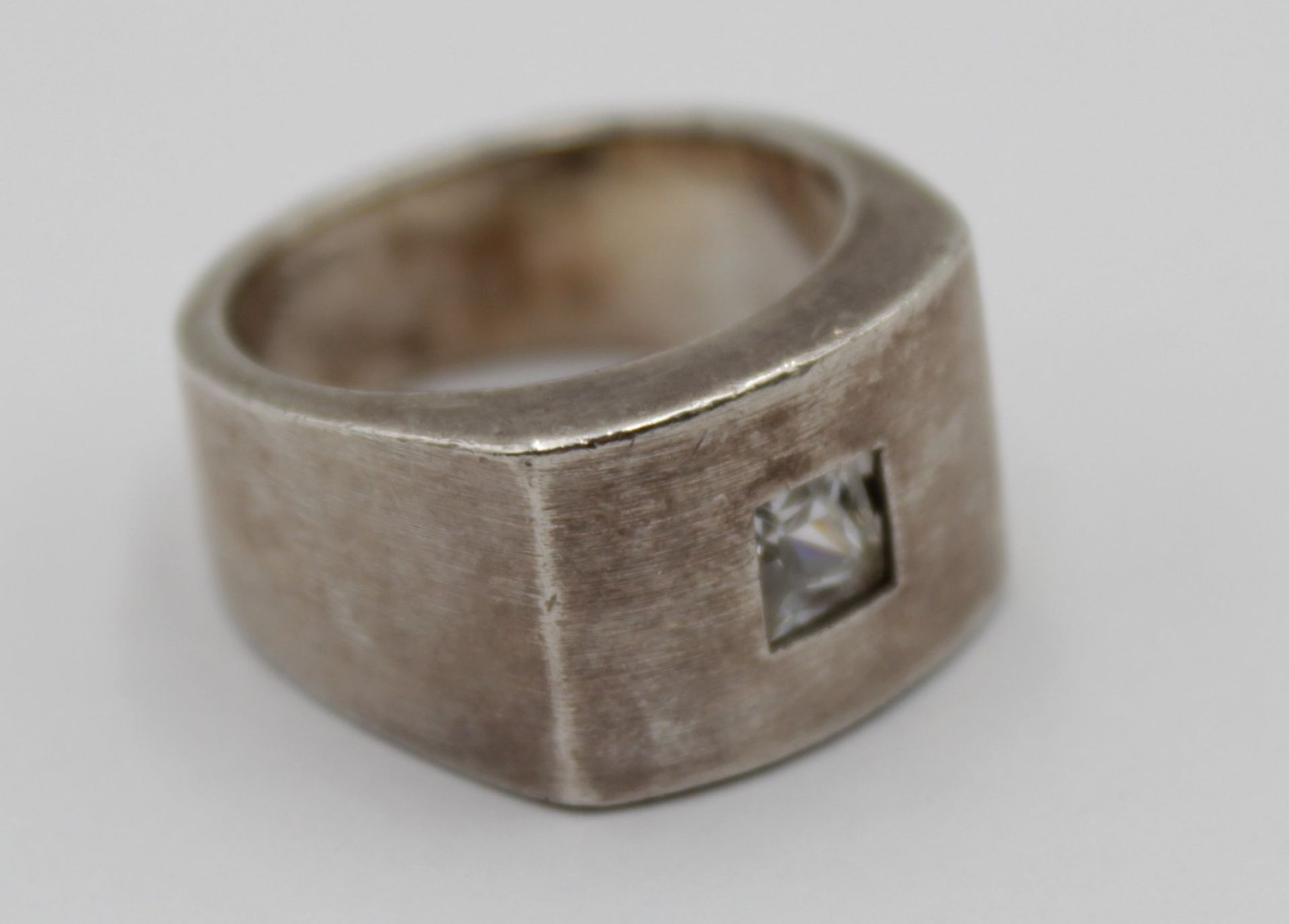 schwerer 925er Silber-Ring, klarer Solitärstein, 11,2gr., RG 55.