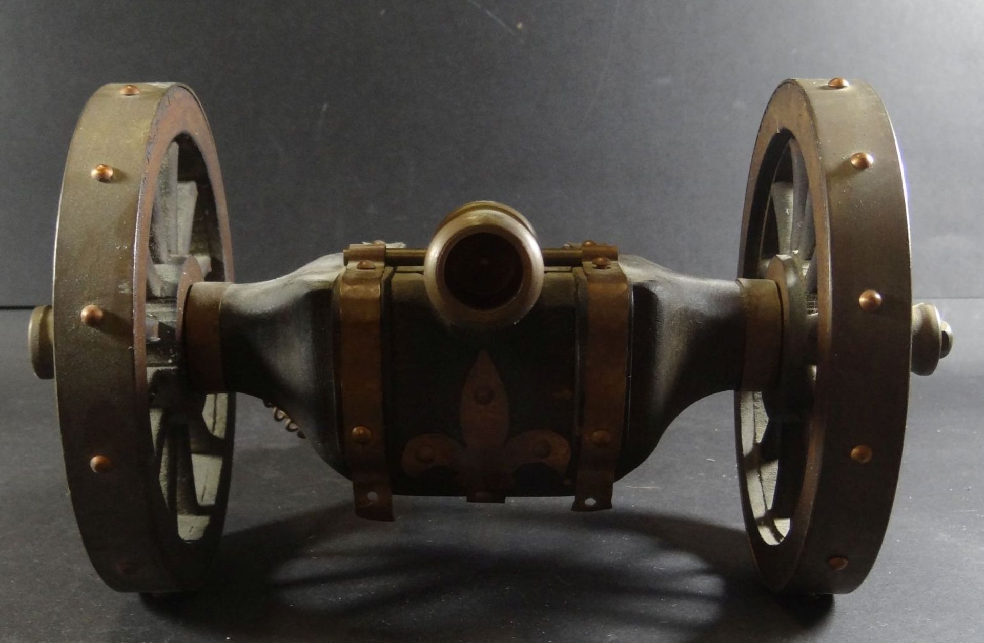 Modell einer Kanone auf Lafette, Holz/Kupfer/Messing, am rechten Rad fehlen Schrauben, H-14 cm, L-4 - Bild 4 aus 7