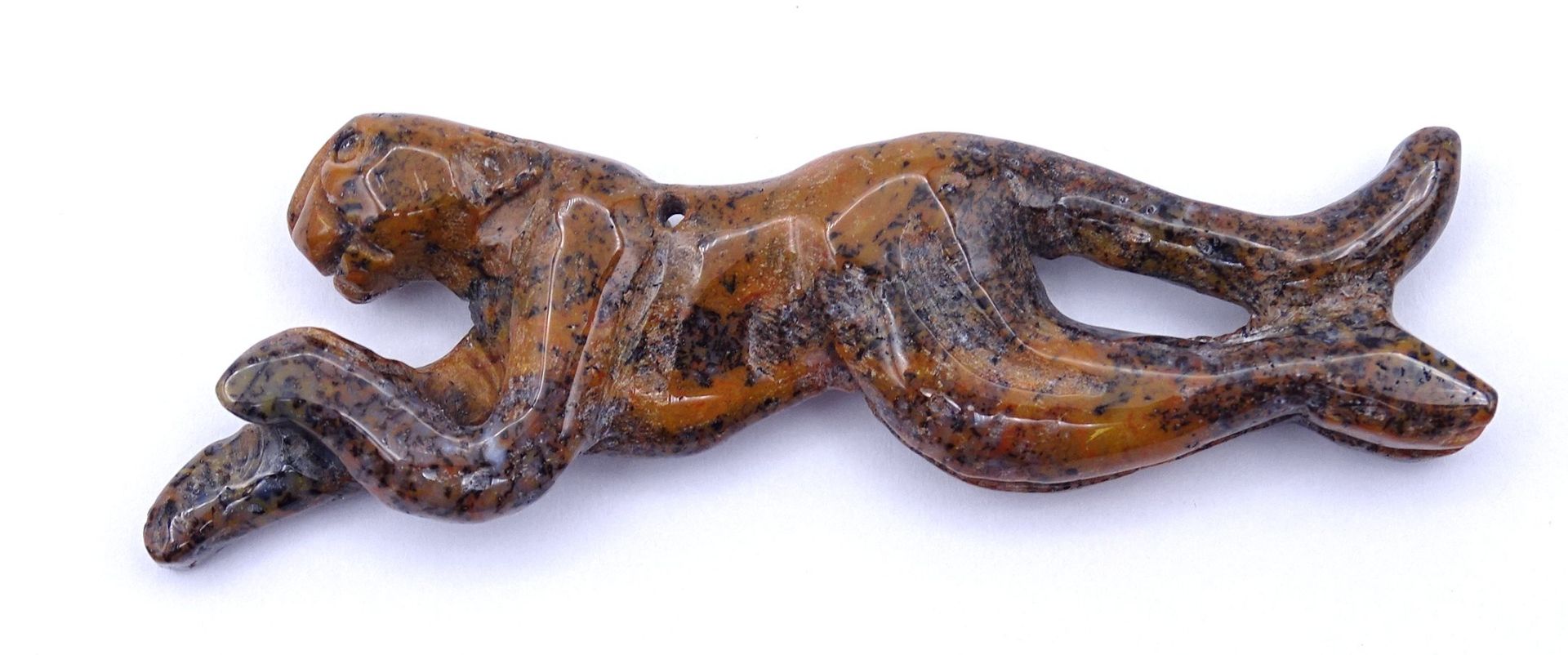 Flache Raubkatzenfigur aus Jaspis, gelocht, L. ca. 8 cm, B. 0,8 cm - Bild 2 aus 3