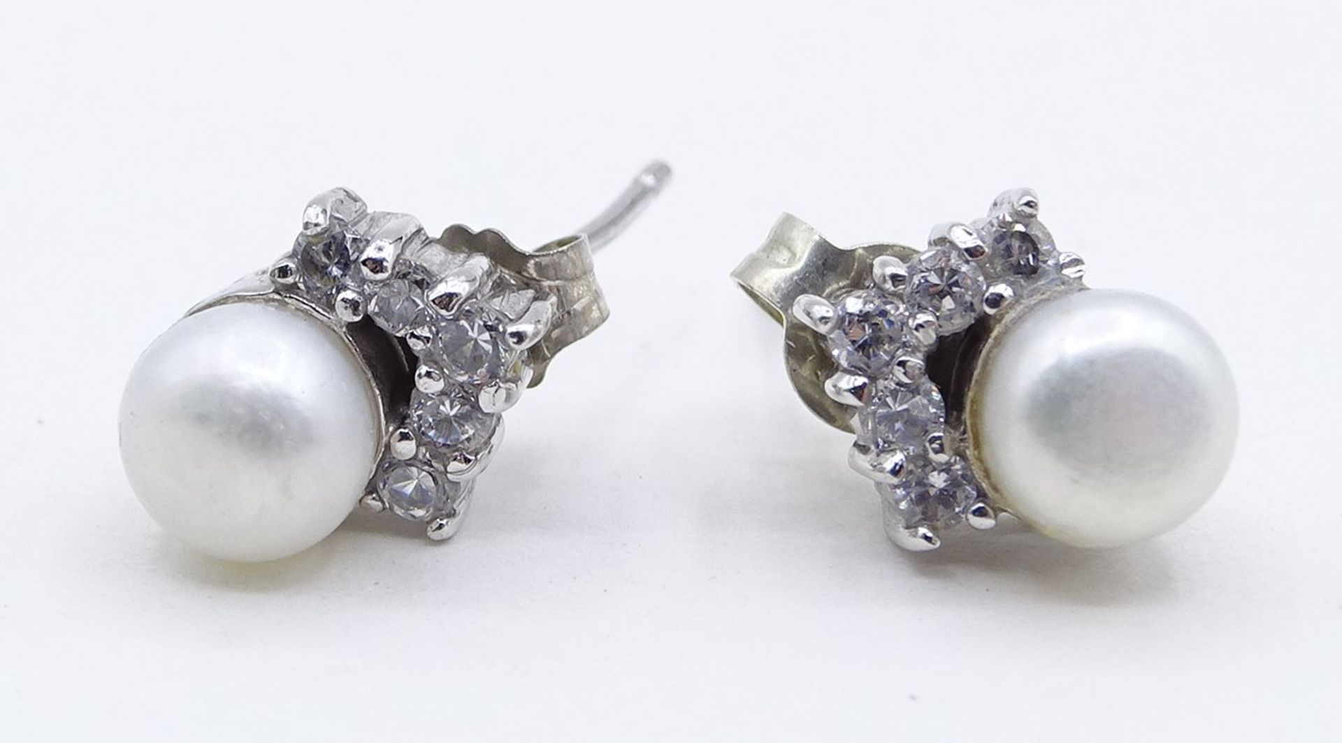 Ohrstecker, 925er-Silber mit Perlen und klaren fac. Steinen, 0,9 x 1 cm, zus. 2 gr., leicht reinigu