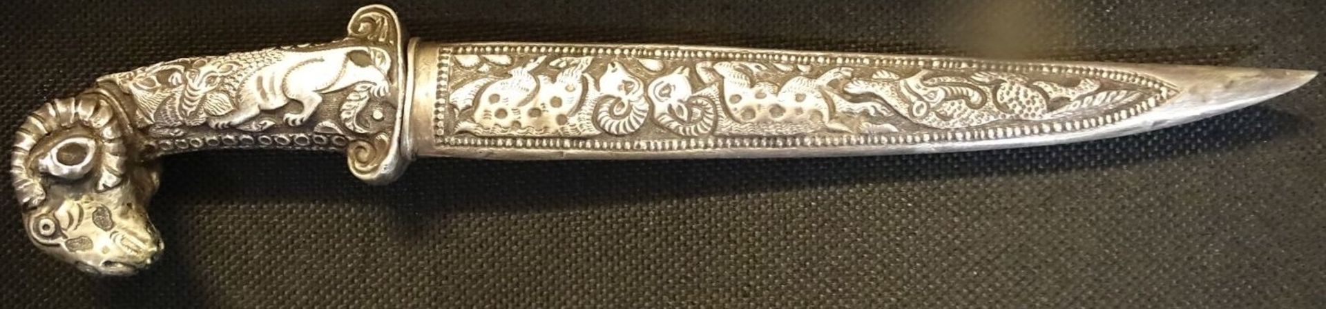 silberner orientalischer Schmuckdolch, gefüllter Silbergriff mit Widderkopf, Scheide mit Tier-Relie - Bild 4 aus 9