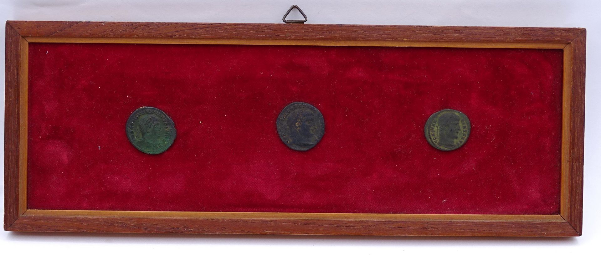 Drei alte römische Münzen, (aufgeklebt)