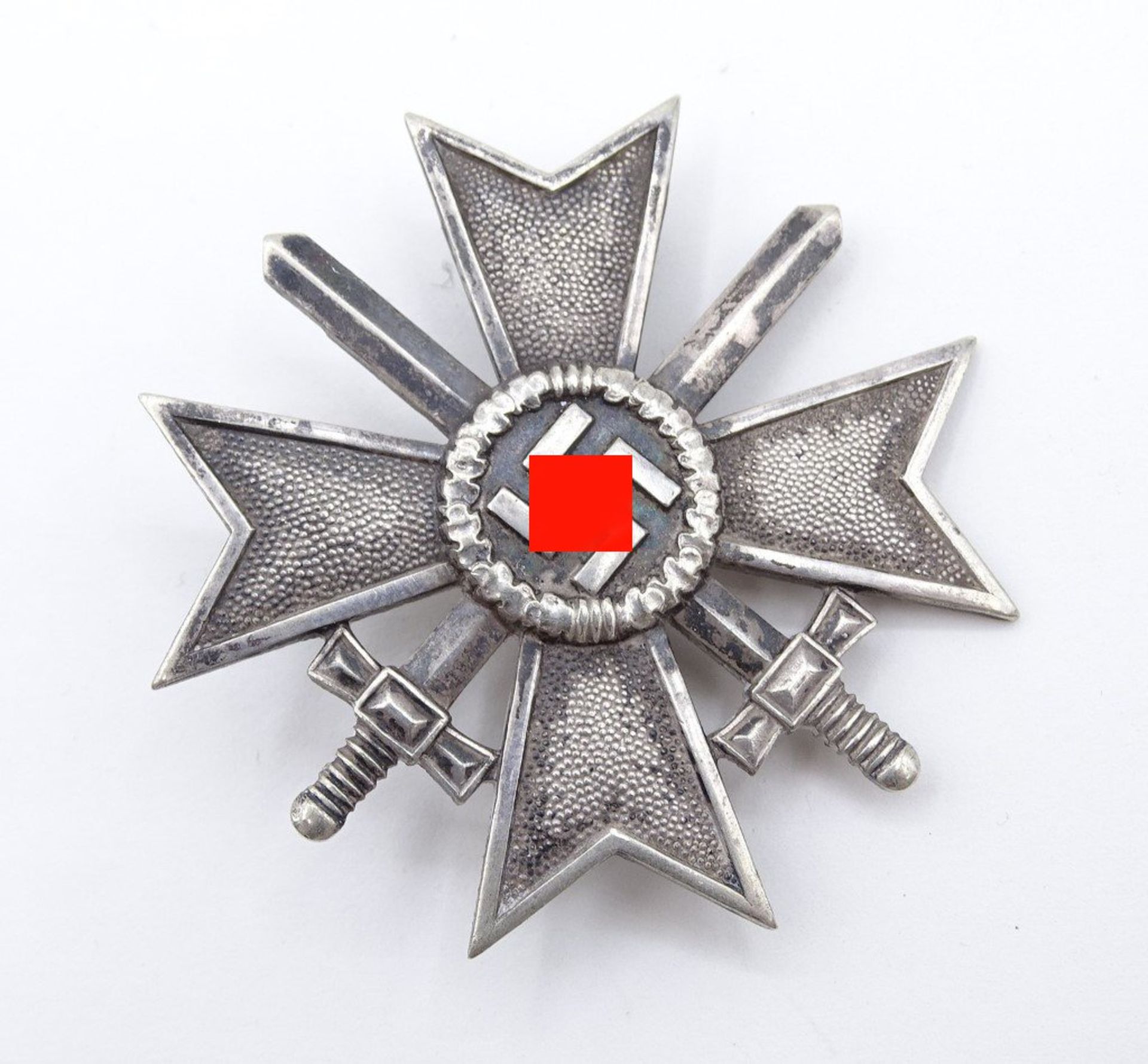 Kriegsverdienstkreuz 1. Klasse mit Schwertern, Buntmetall, Hersteller auf Nadel