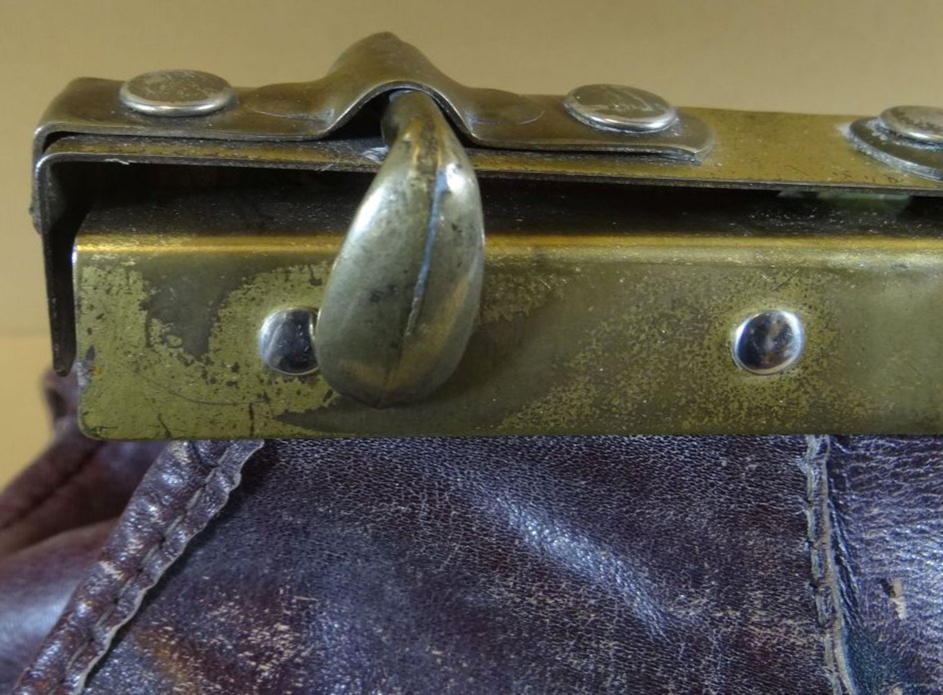 kl. alte Leder-Arzttasche, H-17 cm, 37x16 cm, Gebrauchsspuren - Bild 3 aus 8