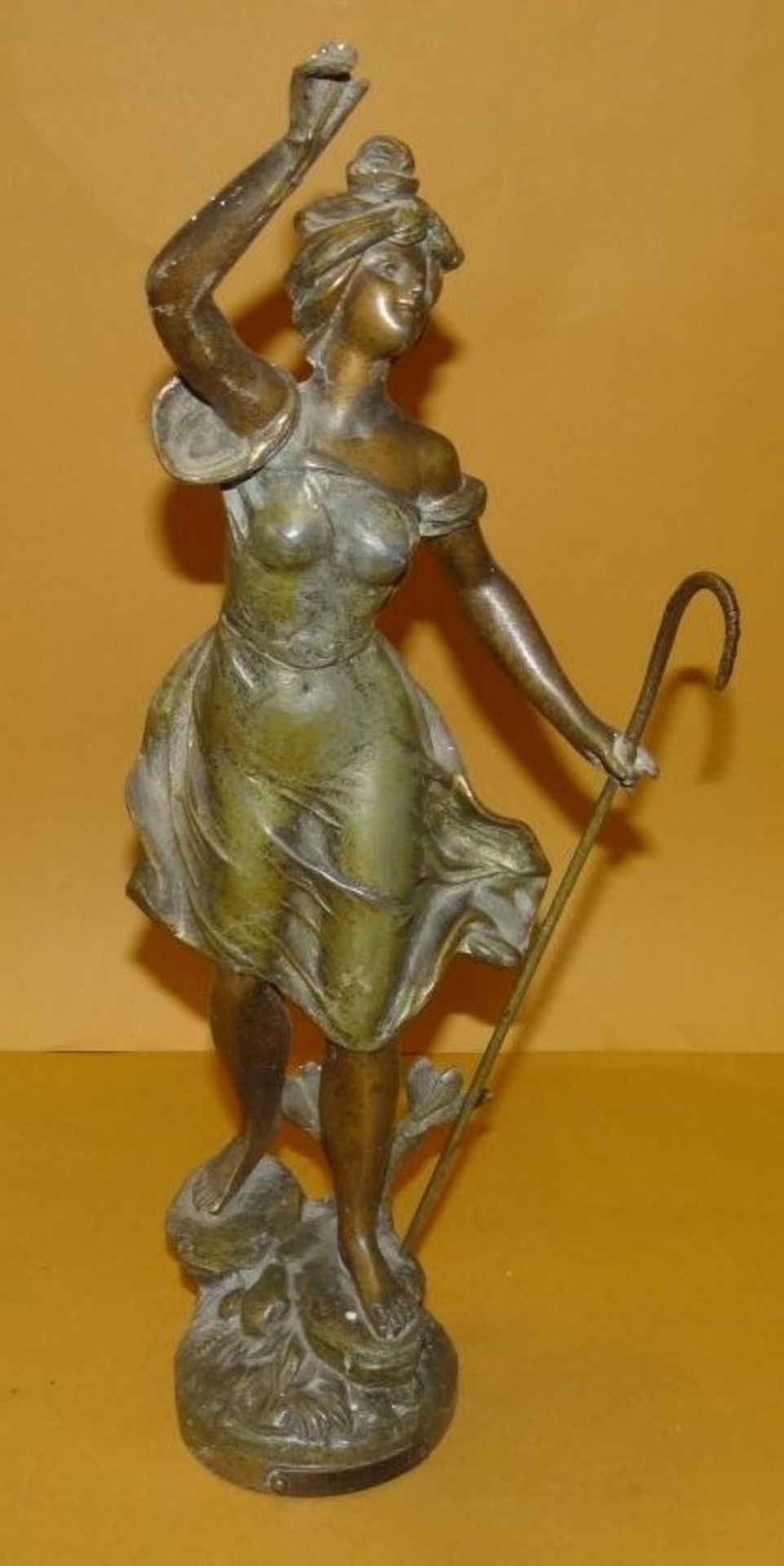 Zinkgussfigur "Sur le mont" betitelt, bronziert, Tuch in Hand fehlt, H-37 cm