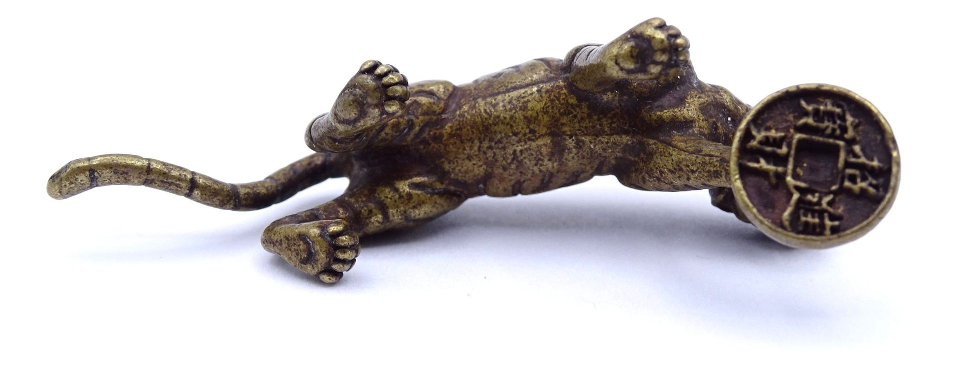Bronzefigur eines Tigers mit einer Käschmünze, L. ca. 6,5 cm - Image 3 of 4
