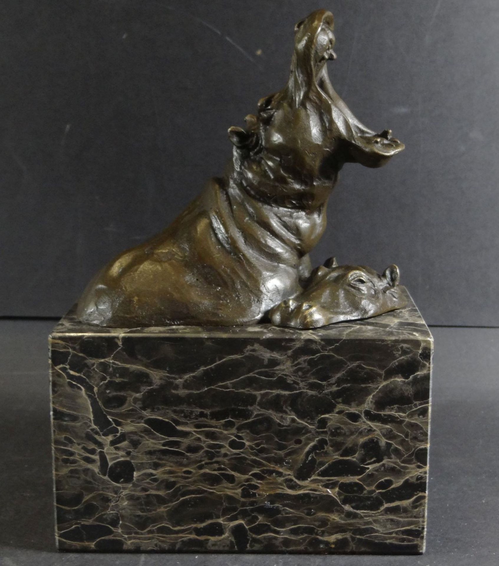Milo (1955)  Bronze Nilpferde auf Marmorsockel, H-18 cm, 13x8 cm
