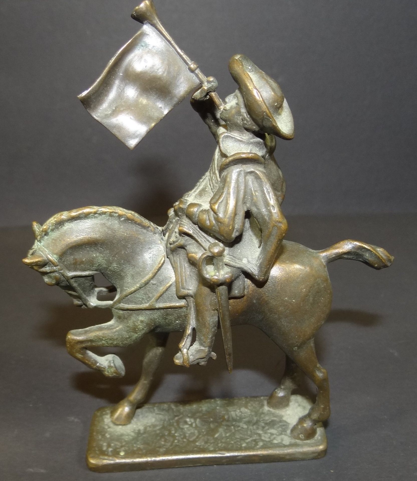 kl. Bronze, Herold zu Pferd, H-13 cm, gemarkt und Nr. 714 - Image 3 of 5