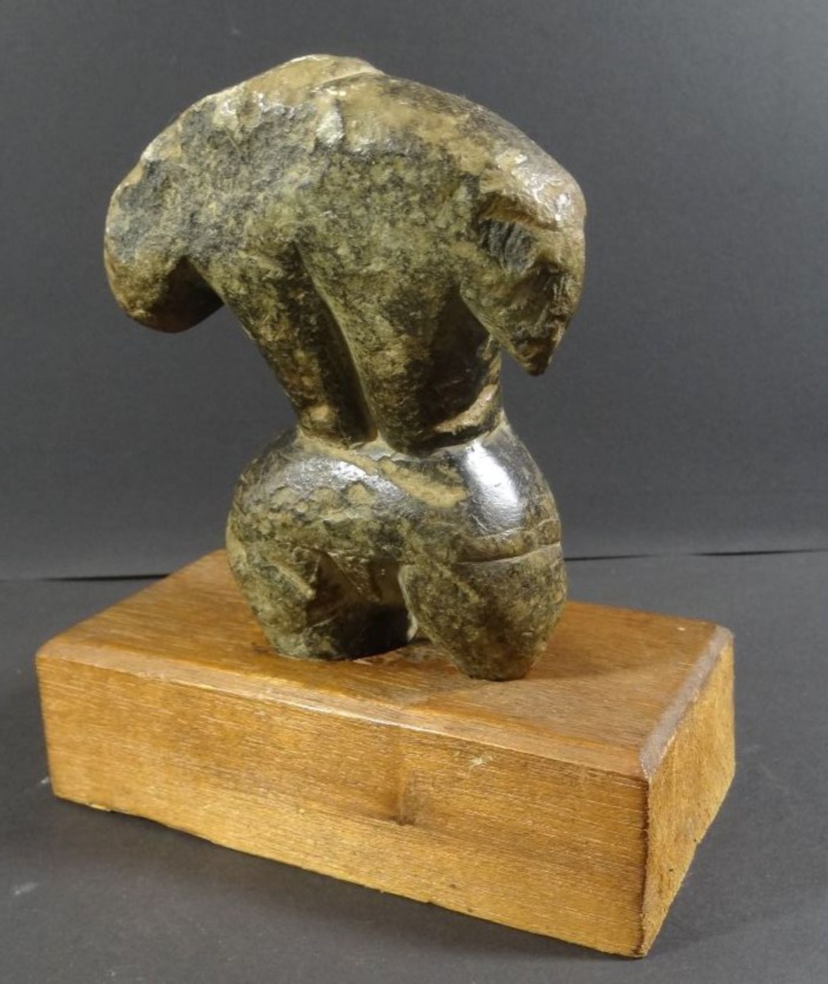 Männertorso aus Stein, Ausgrabung ?, auf Holzsockel, Torso L-14,5 cm, kompl. 17 cm, Herkunft/Alter - Image 4 of 6