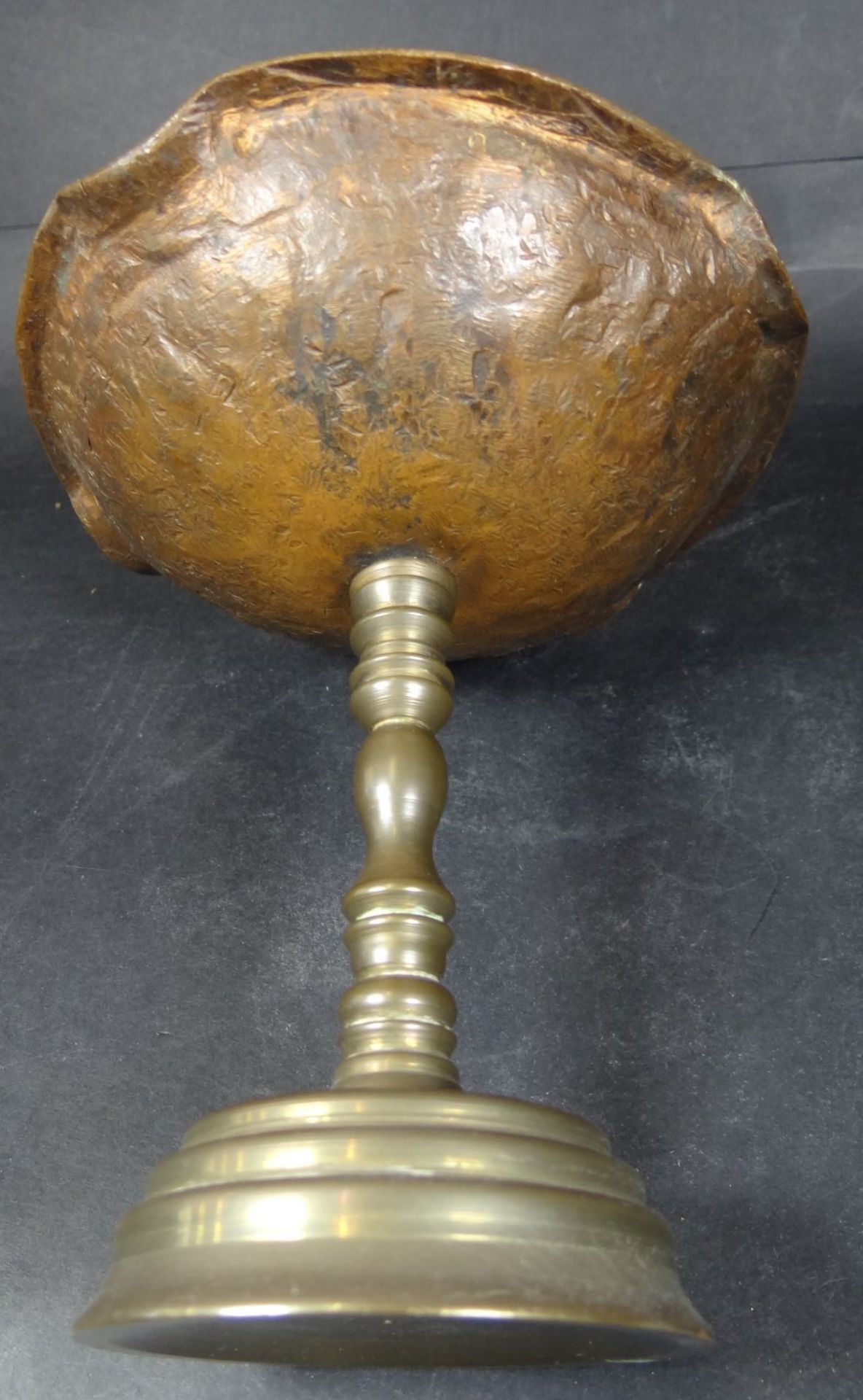 Kupfer-Ascher auf Bronze-Stand, Hammerschlagdekor um 1930, H-16 cm, D-13,5 cm - Image 3 of 4